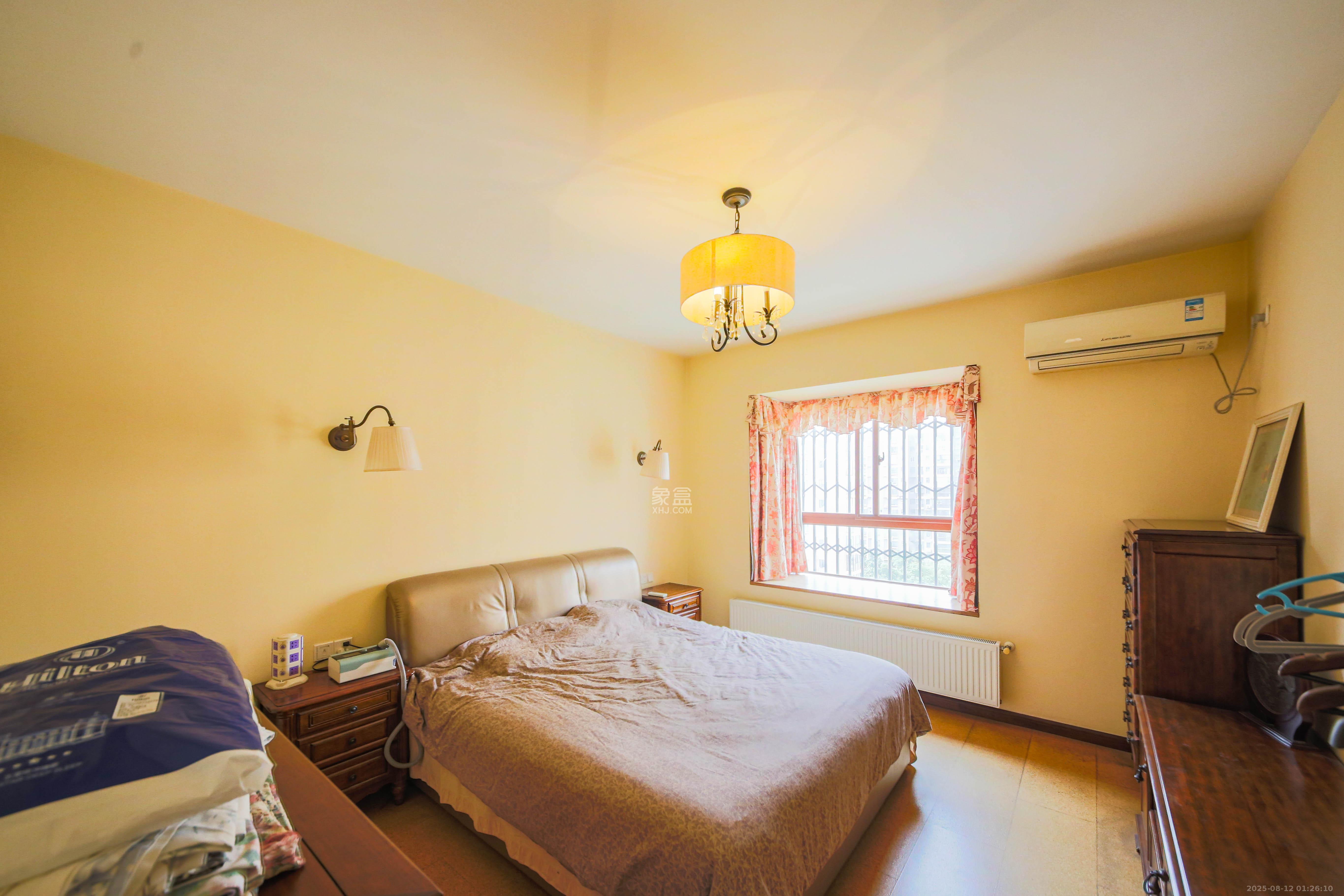 银杏嘉园  4室2厅2卫    150.0万卧室