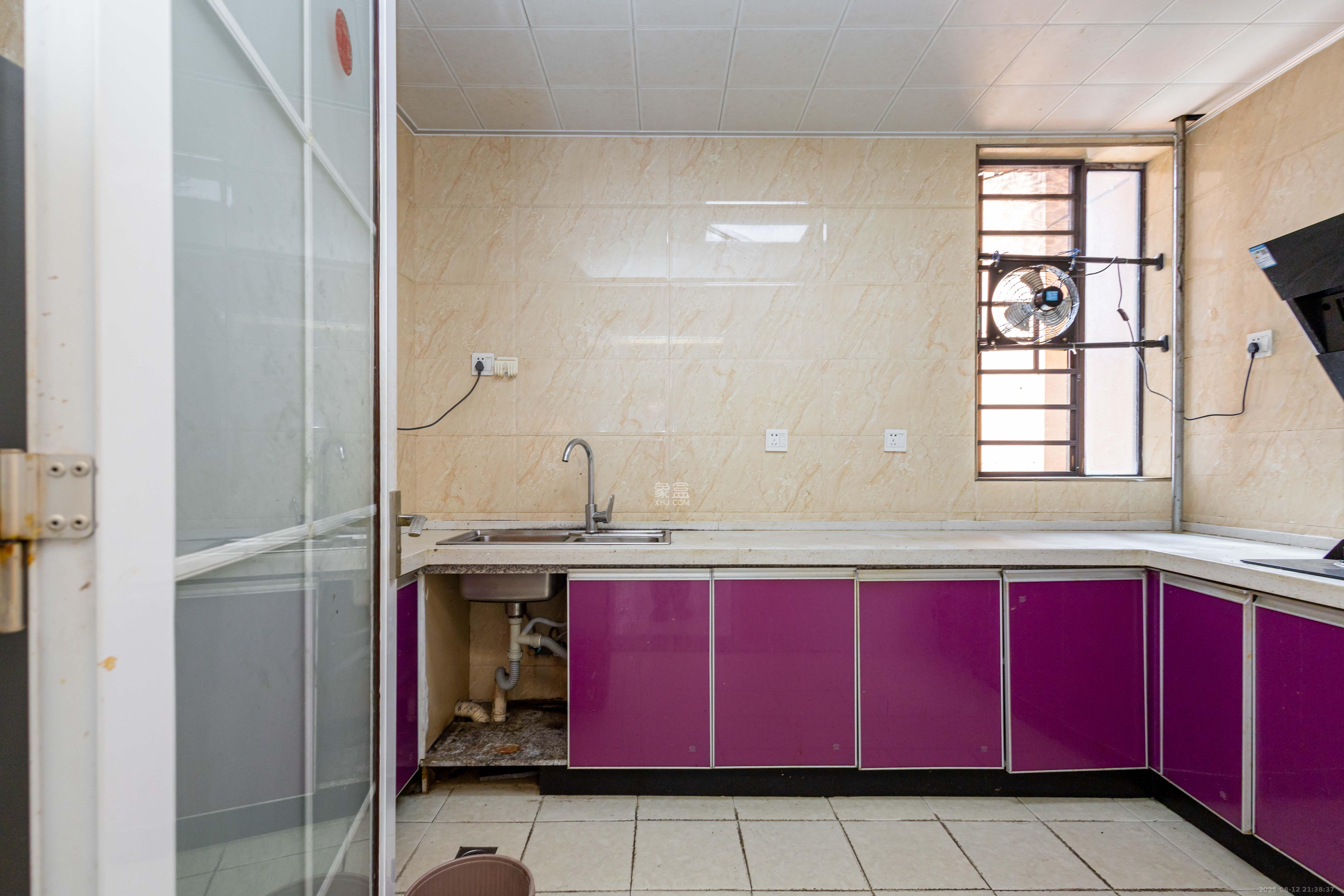 天园假日  3室2厅1卫    66.0万 天园假日  3室2厅1卫    66.0万厨房