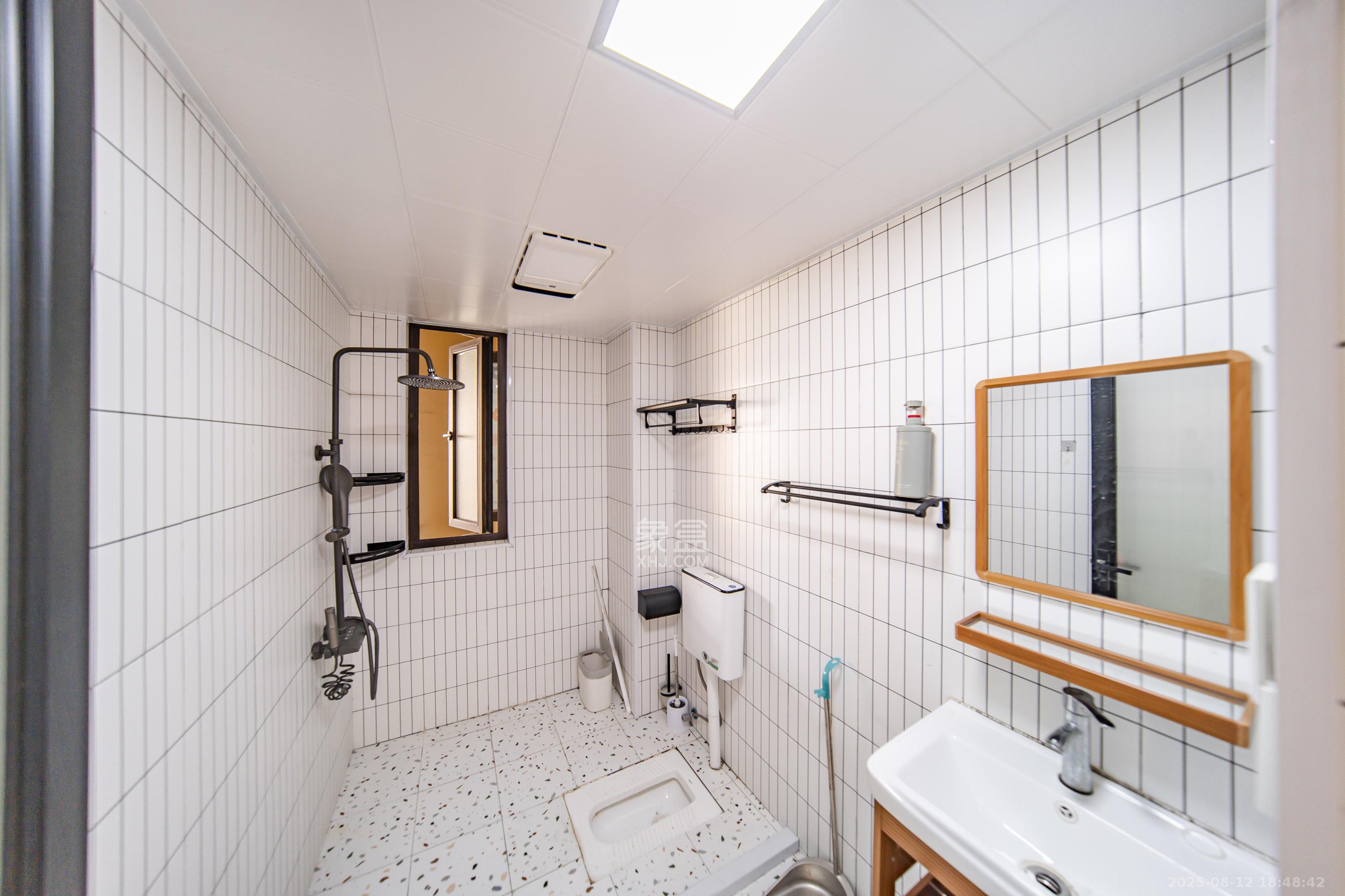 蓝光雍锦半岛  3室2厅2卫    99.8万卫生间