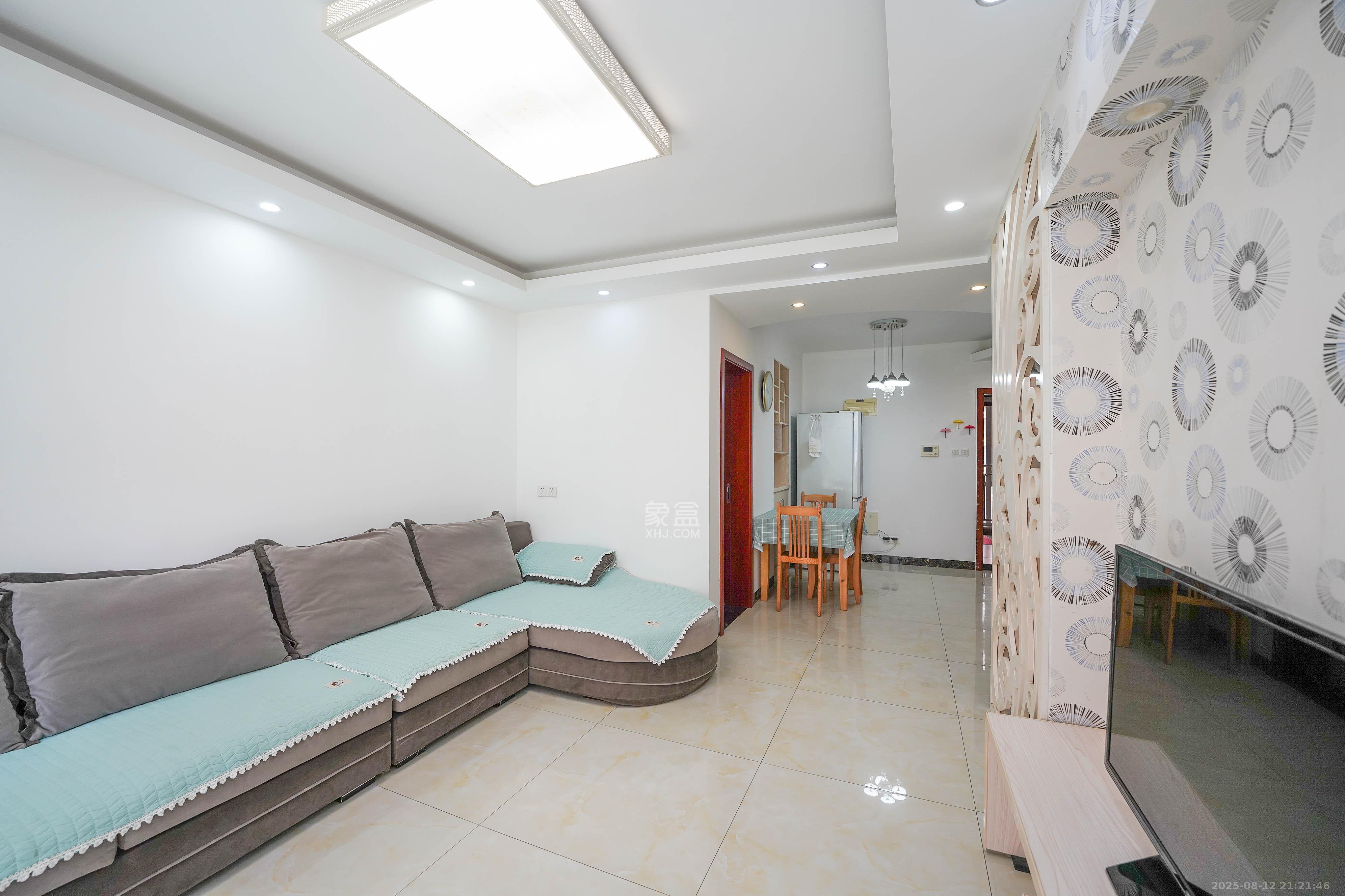 丽发新城 2室2厅1卫 55.0万 丽发新城 2室2厅1卫 55.0万客厅