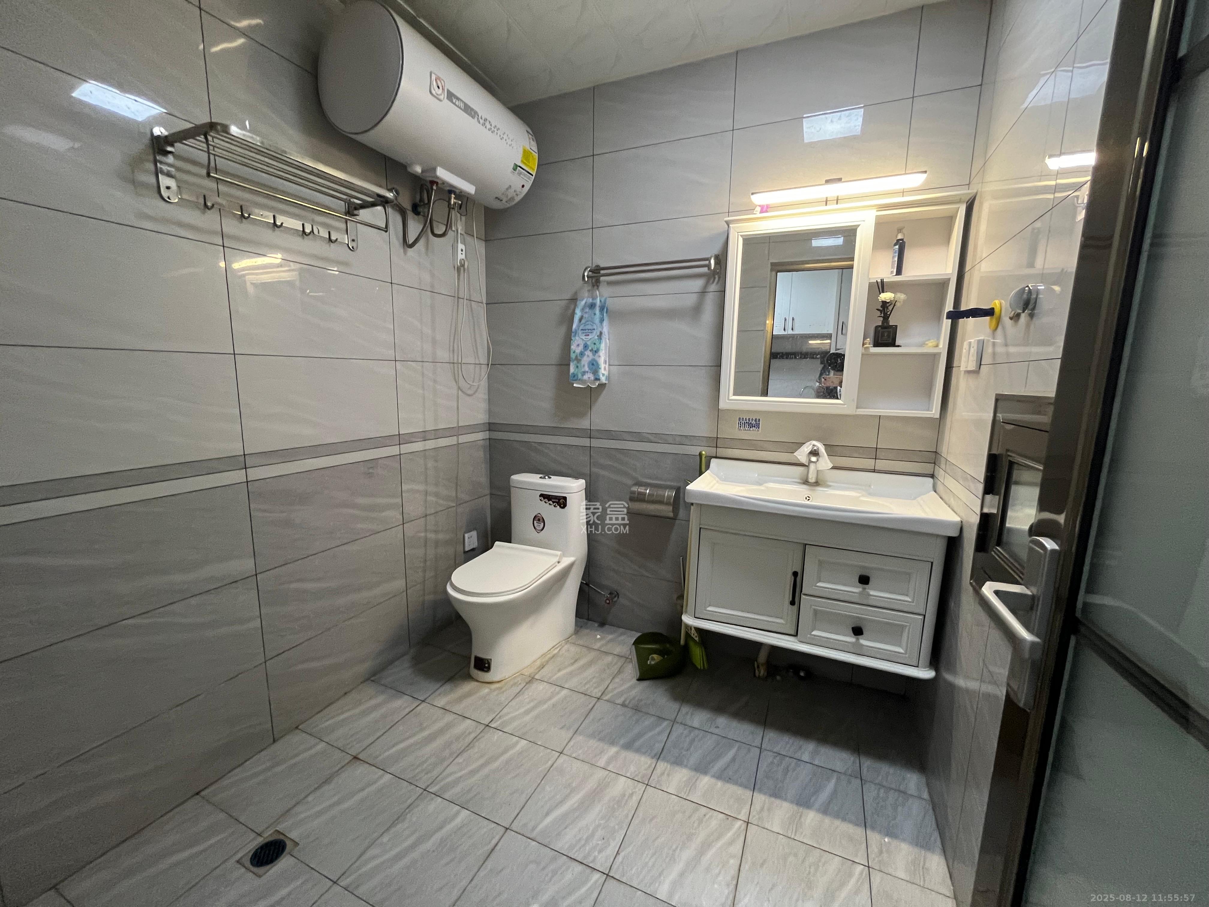 奥克斯滨仕花园(奥克斯洋湖广场/奥克斯中心) 1室1厅1卫 1700.0元/月 奥克斯滨仕花园(奥克斯洋湖广场/奥克斯中心) 1室1厅1卫 1700.0元/月室内图