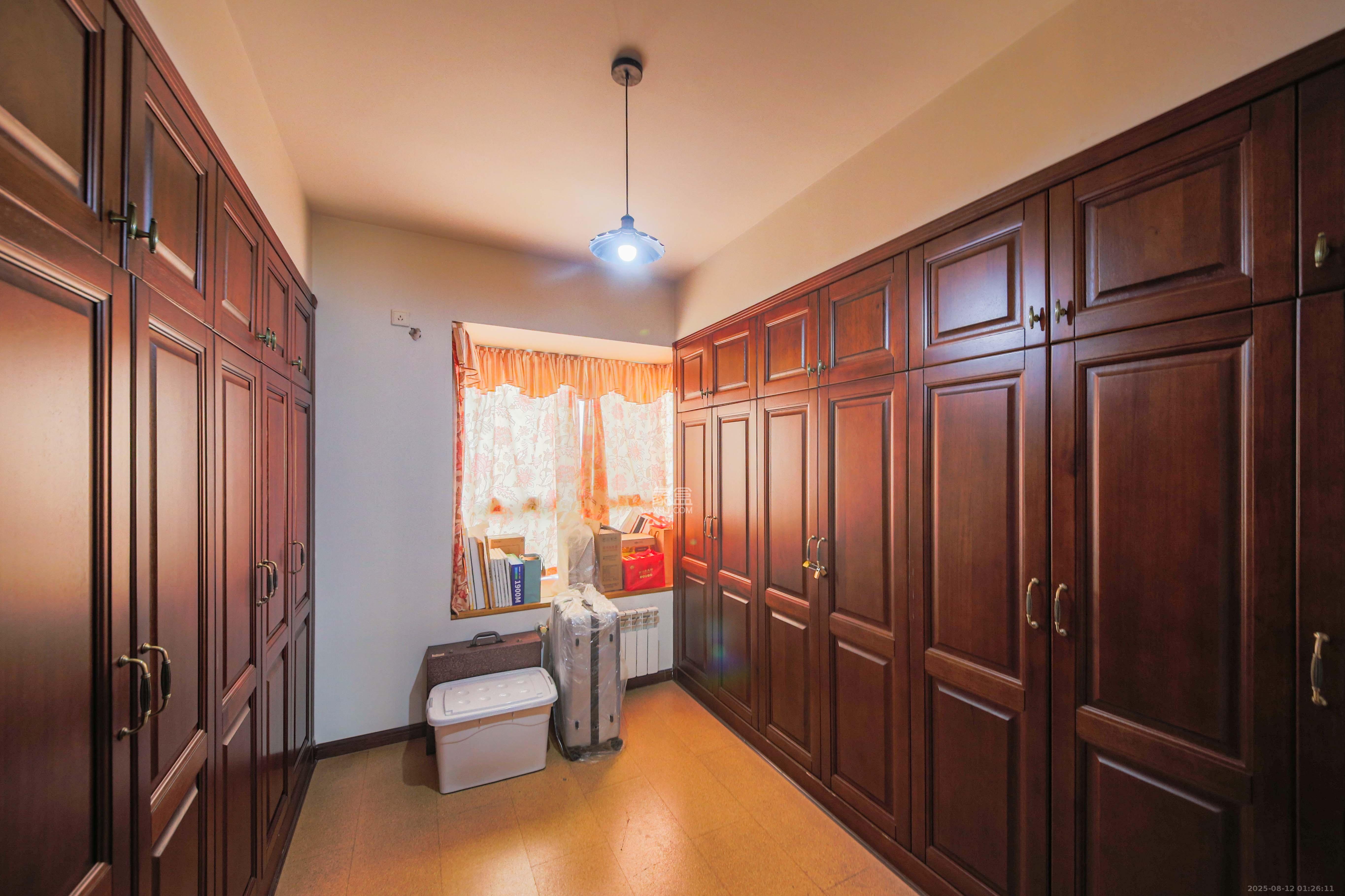 银杏嘉园  4室2厅2卫    150.0万卧室