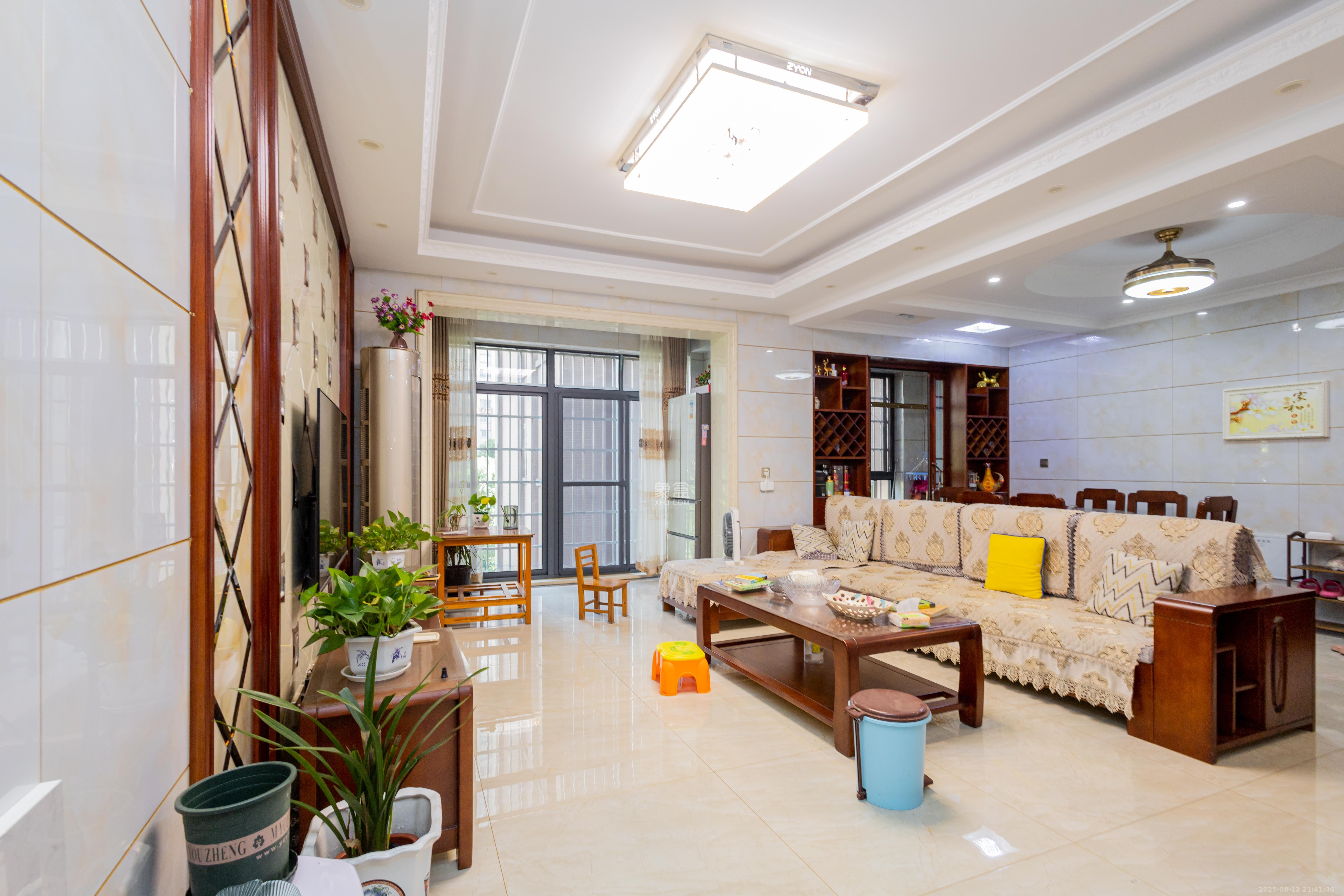 高林仕家 3室2厅2卫 90.0万 高林仕家 3室2厅2卫 90.0万客厅