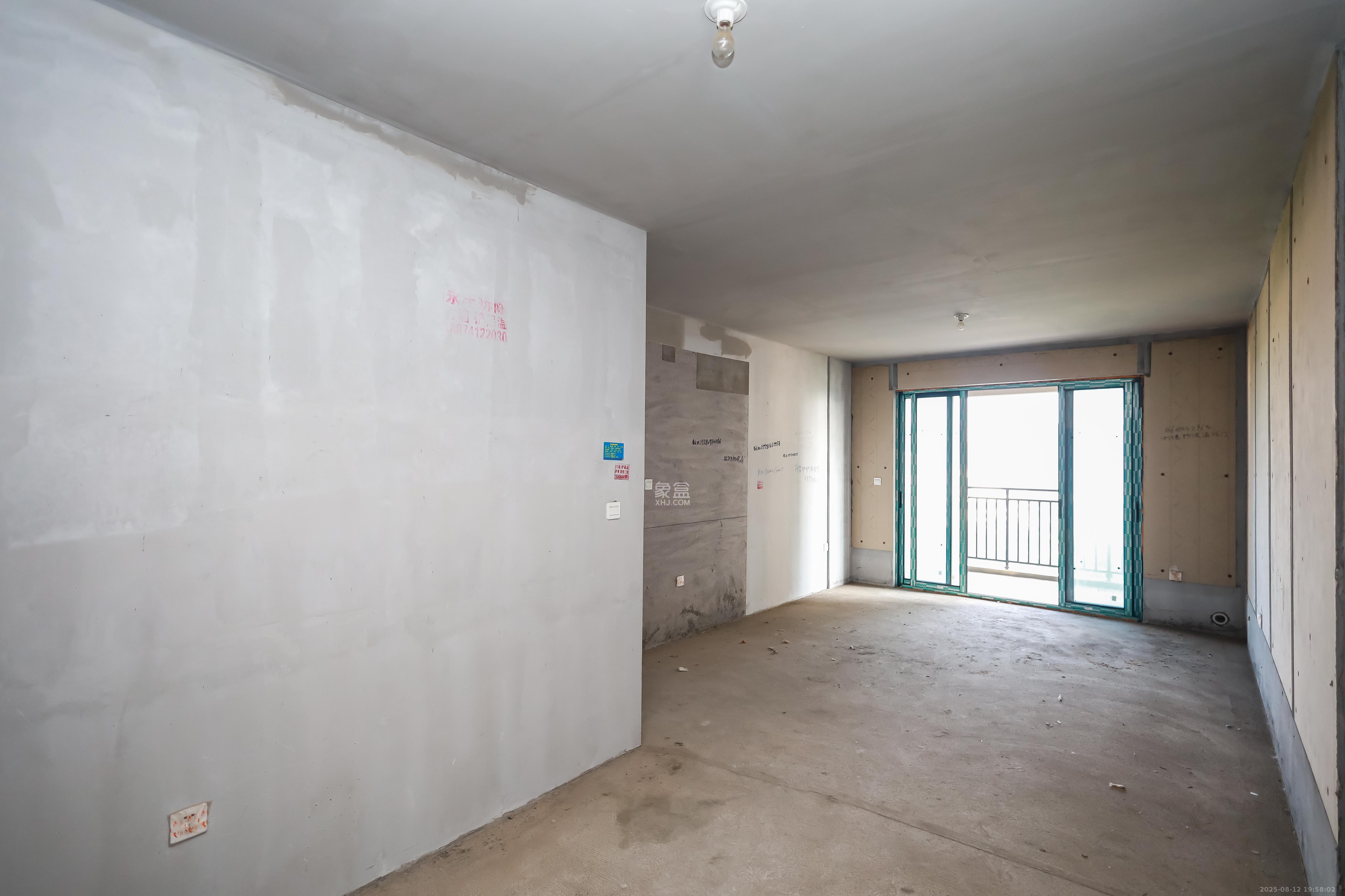 金侨风华府  4室2厅2卫    110.0万客厅