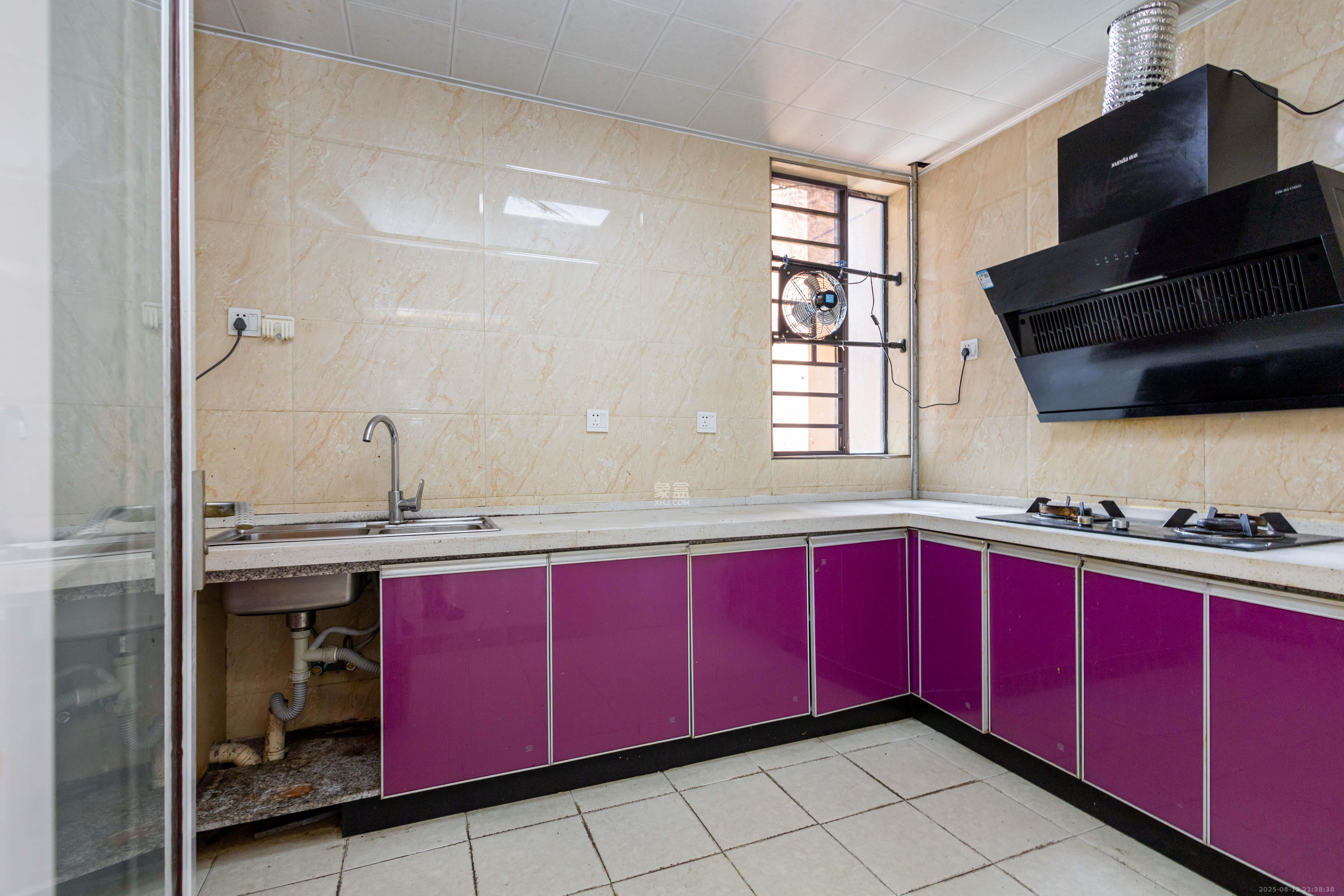 天园假日  3室2厅1卫    66.0万 天园假日  3室2厅1卫    66.0万厨房