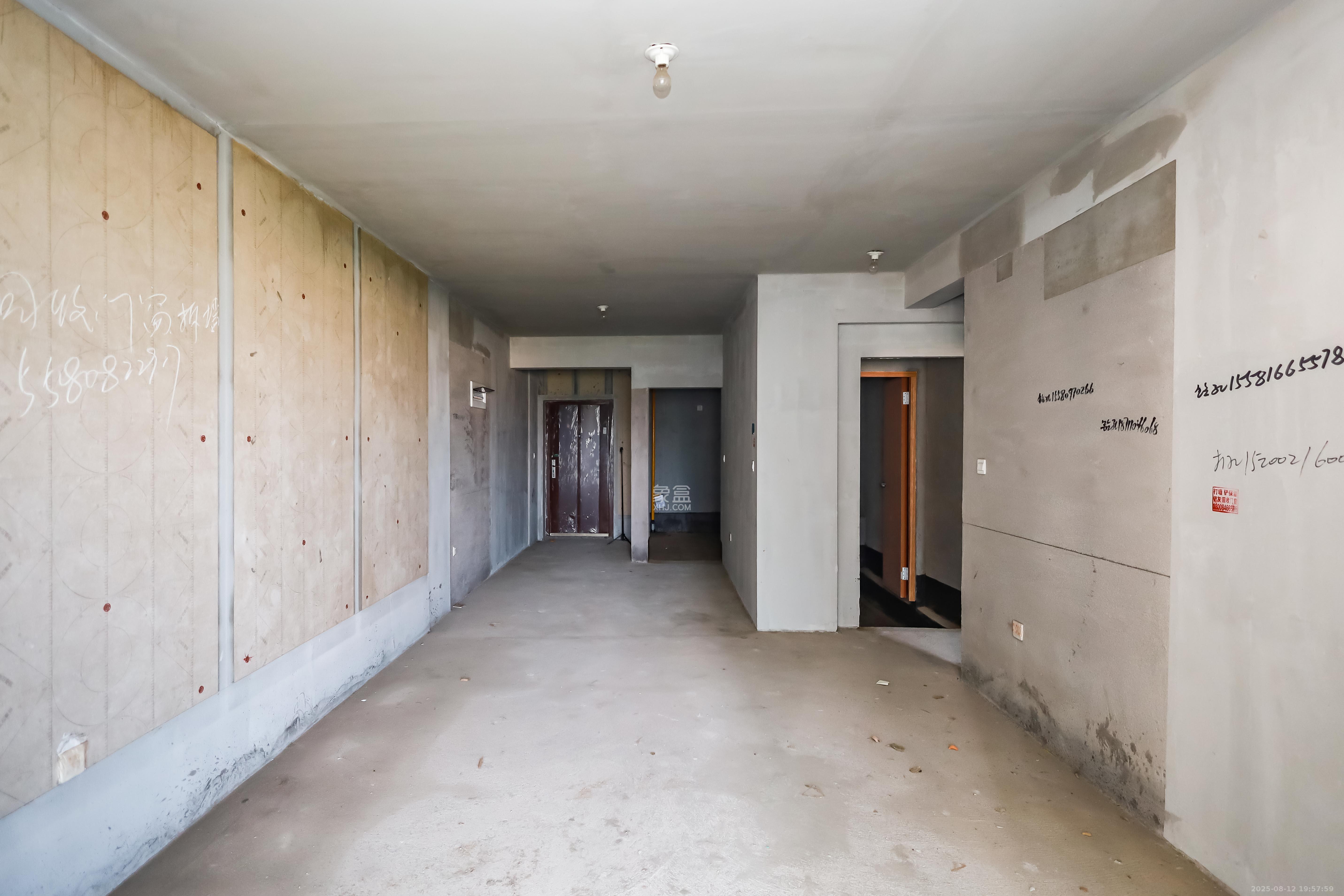 金侨风华府  4室2厅2卫    110.0万客厅