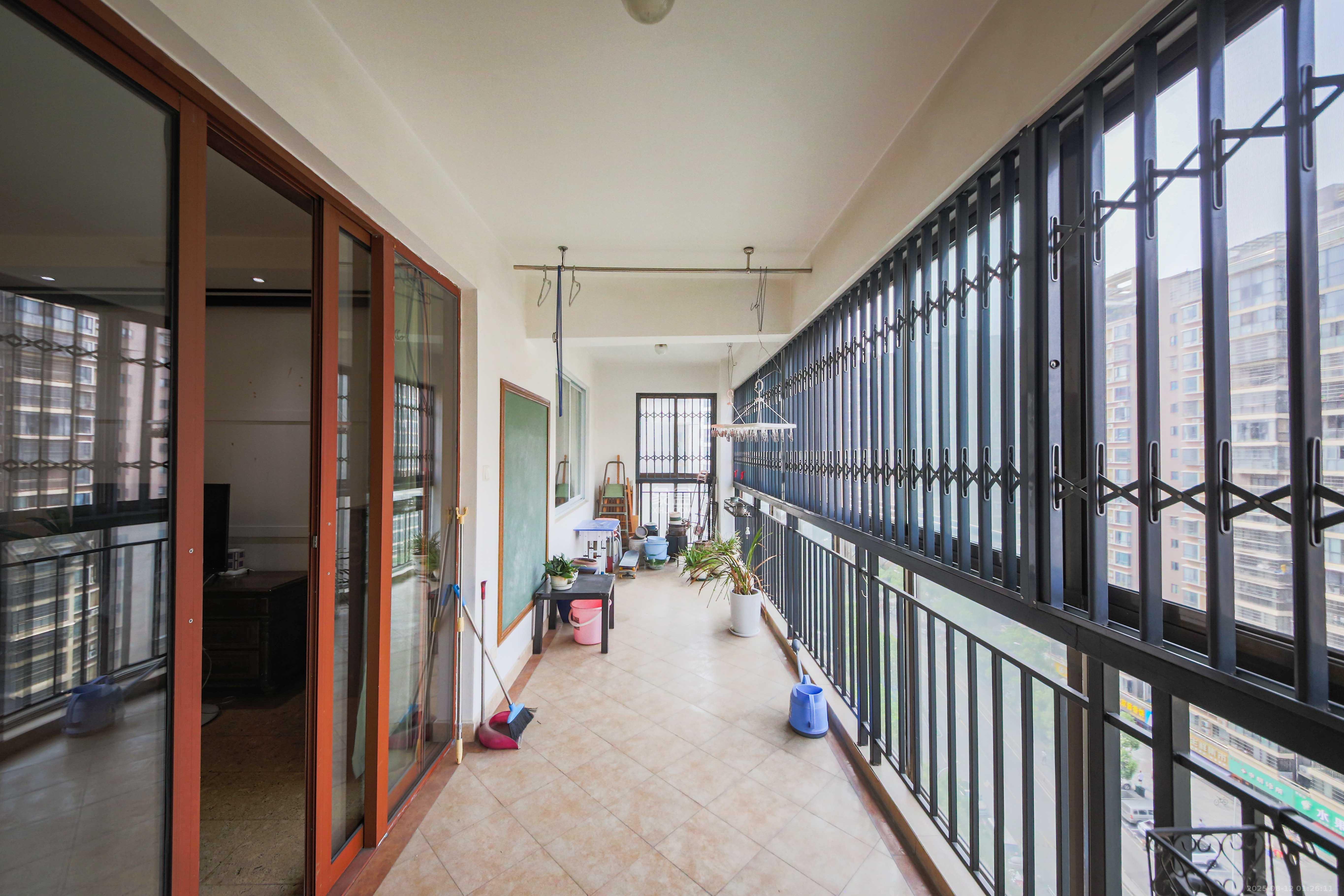 银杏嘉园  4室2厅2卫    150.0万阳台