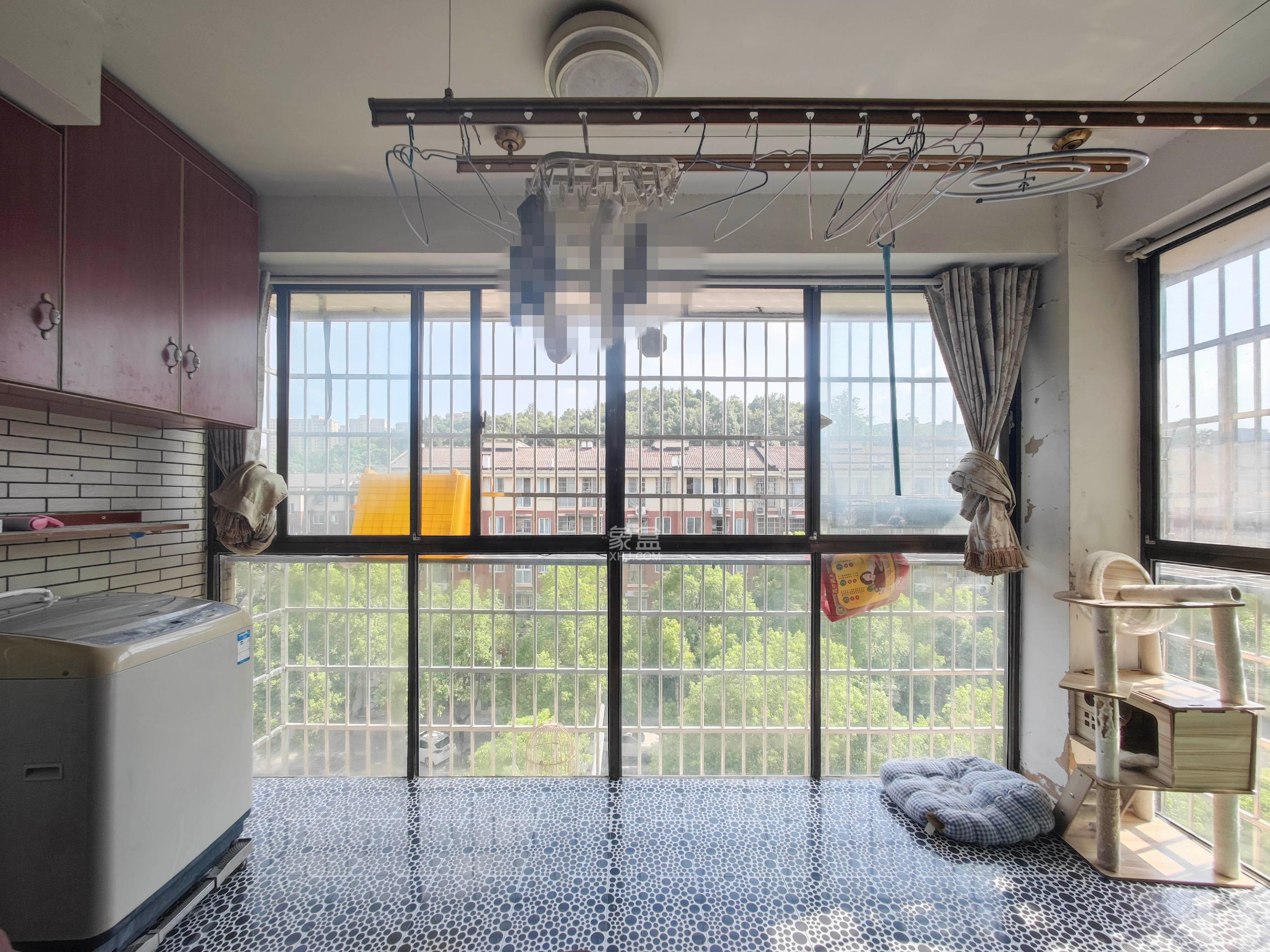 鄱阳小区  2室2厅1卫    46.0万阳台