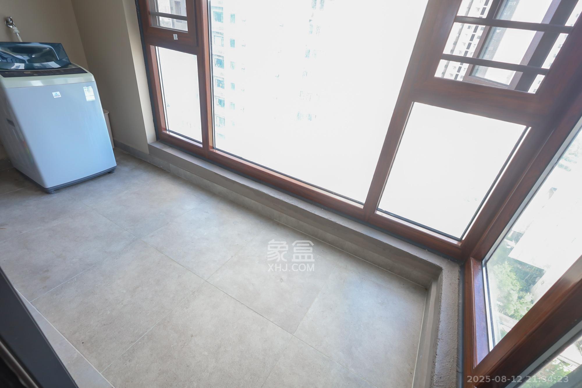 万科里金域国际  3室2厅2卫    196.8万阳台