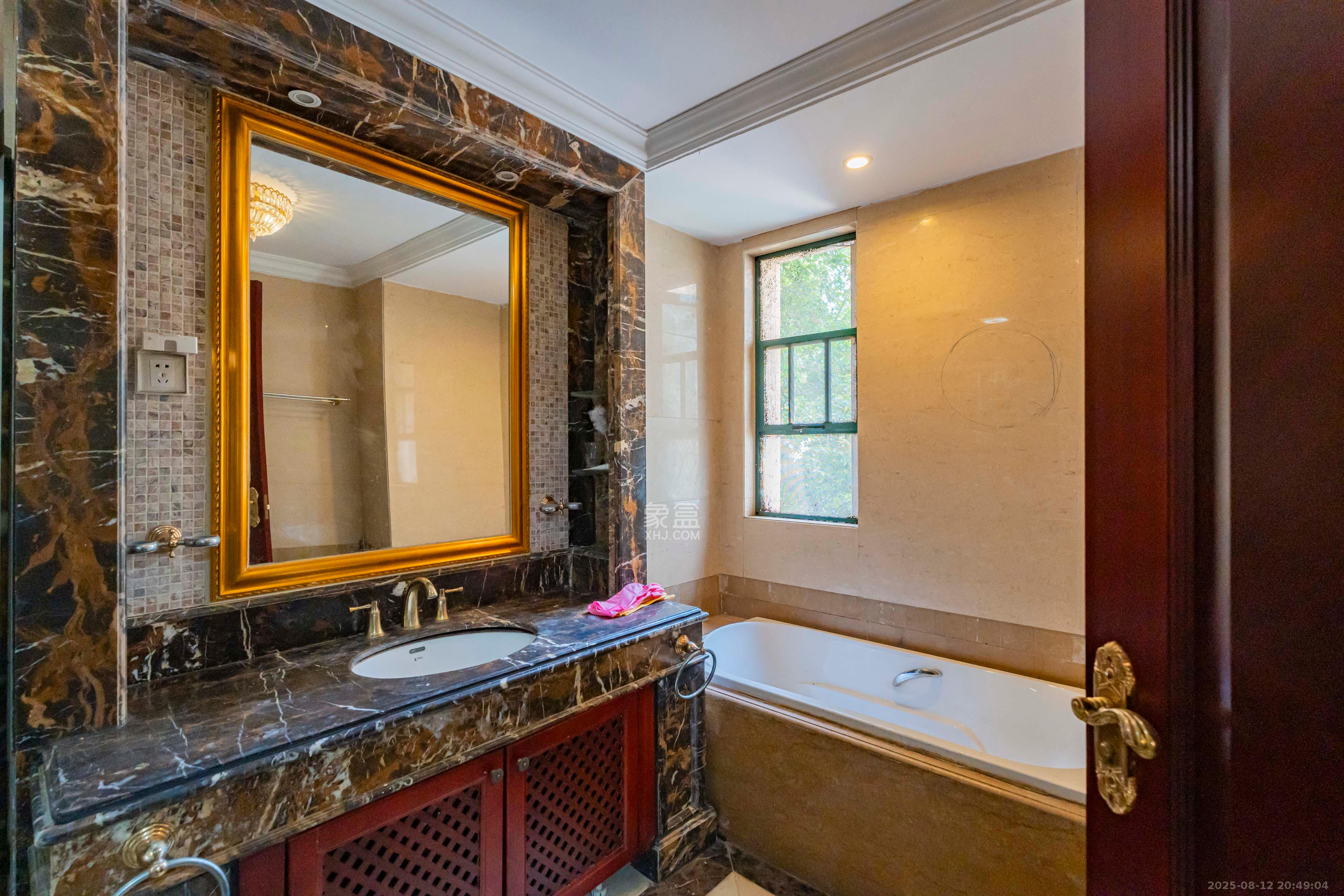 恒大雅苑  4室2厅1卫    188.0万卫生间