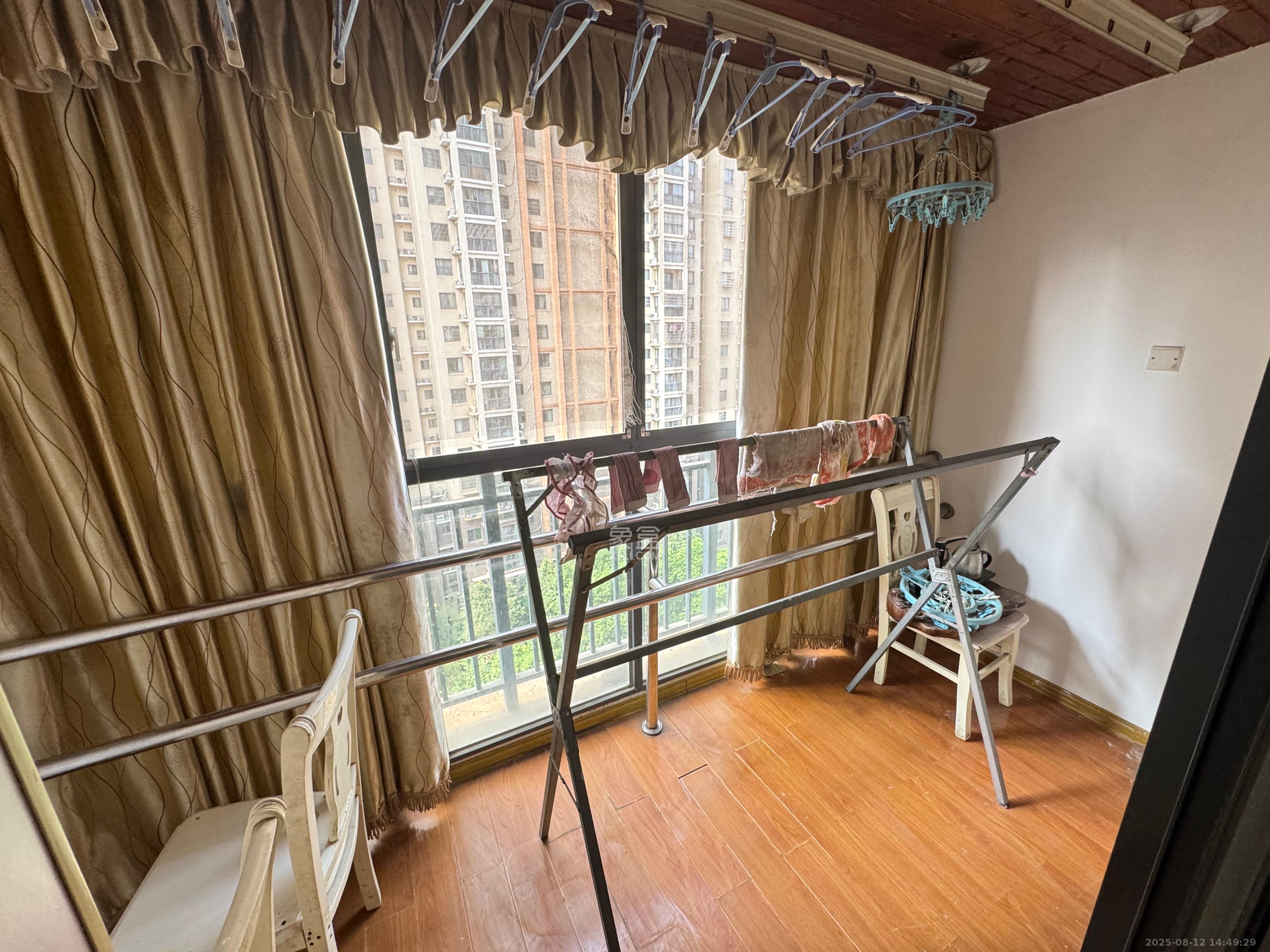 童话里 3室2厅1卫 2000.0元/月 童话里 3室2厅1卫 2000.0元/月室内图