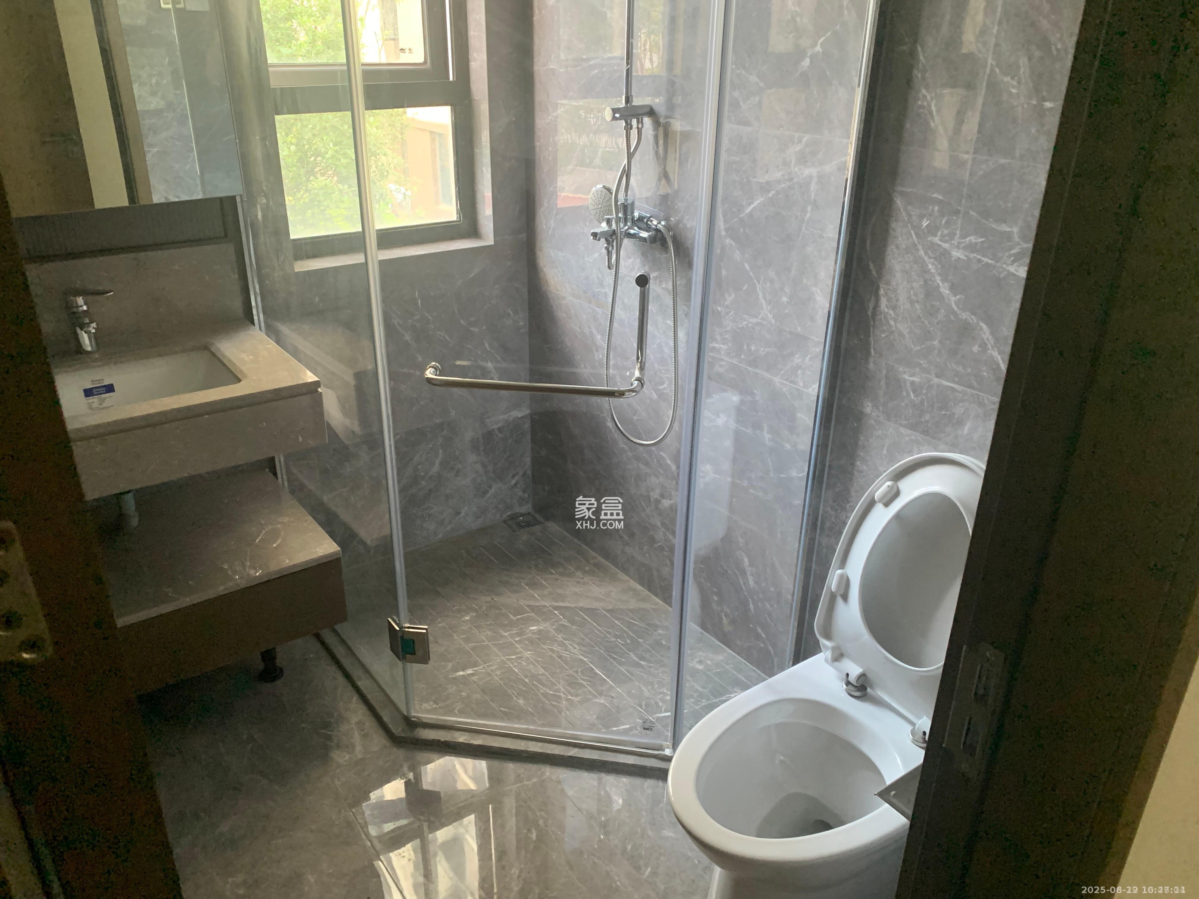 荣盛城 4室2厅2卫 2500.0元/月 荣盛城 4室2厅2卫 2500.0元/月室内图