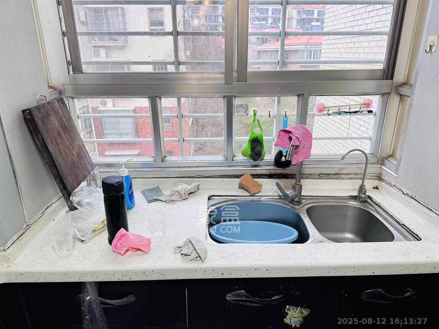 西江庭院(盐业集团宿舍)  3室2厅2卫    2400.0元/月 西江庭院(盐业集团宿舍)  3室2厅2卫    2400.0元/月室内图