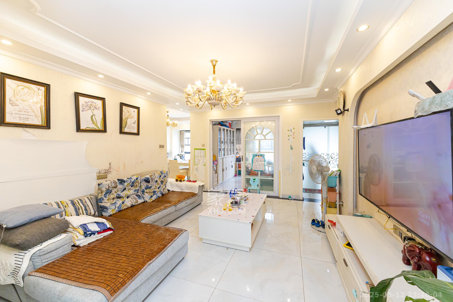 勤诚达新界  4室2厅2卫    100.0万客厅