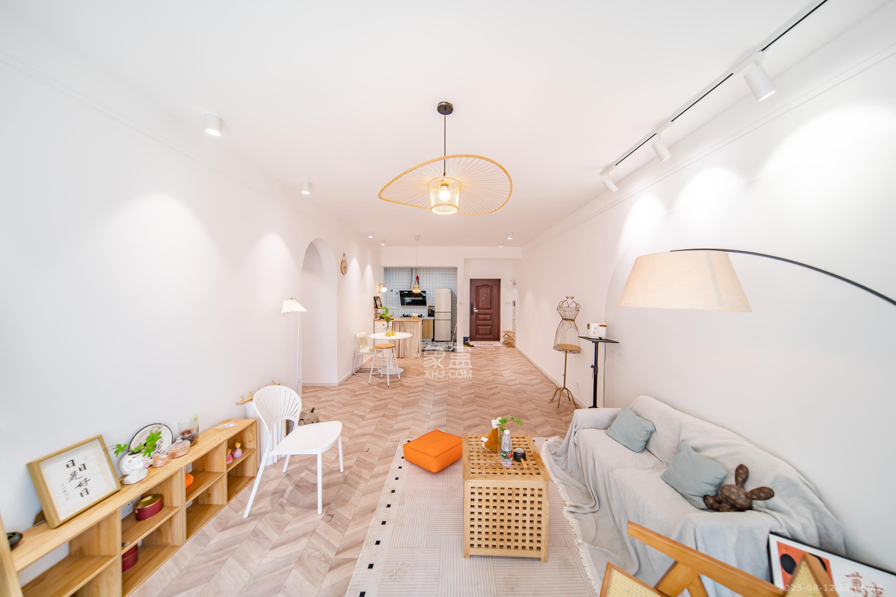 蓝光雍锦半岛  3室2厅2卫    99.8万客厅