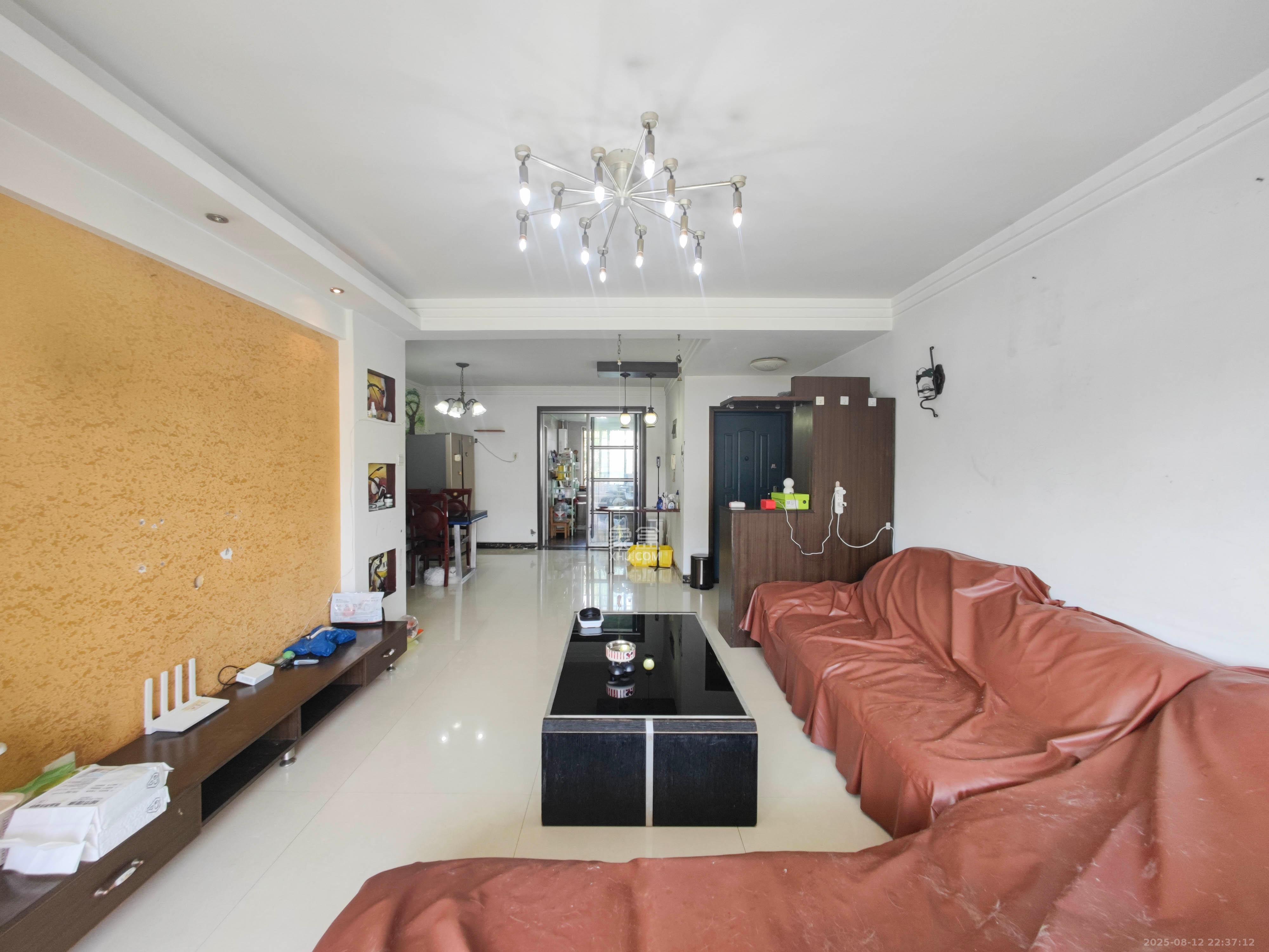 鄱阳小区  2室2厅1卫    46.0万客厅