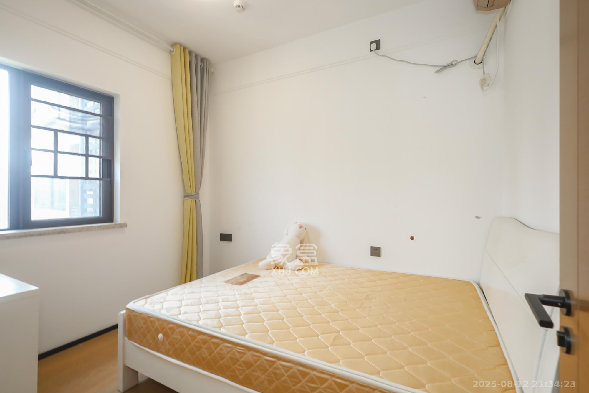 万科里金域国际  3室2厅2卫    196.8万卧室