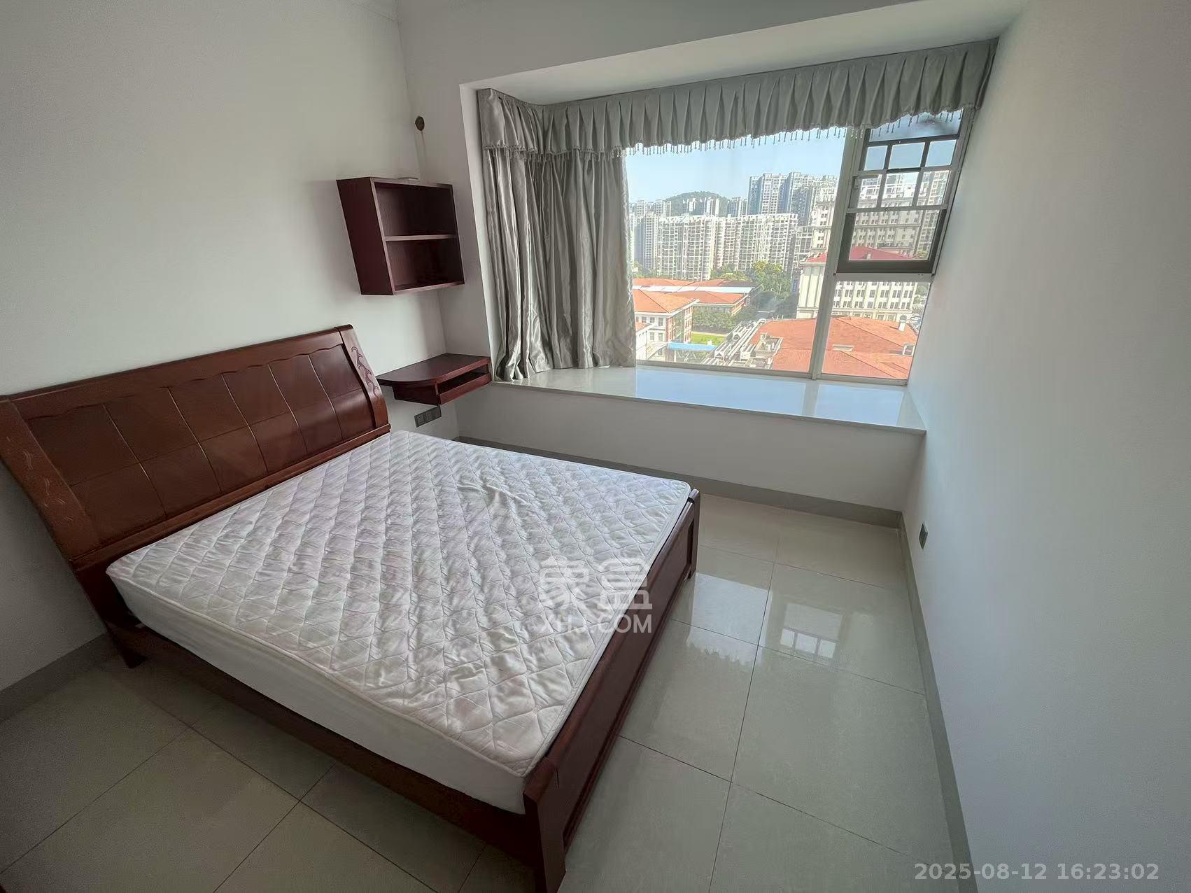 金鼎公园尚 3室2厅1卫 2400.0元/月 金鼎公园尚 3室2厅1卫 2400.0元/月室内图