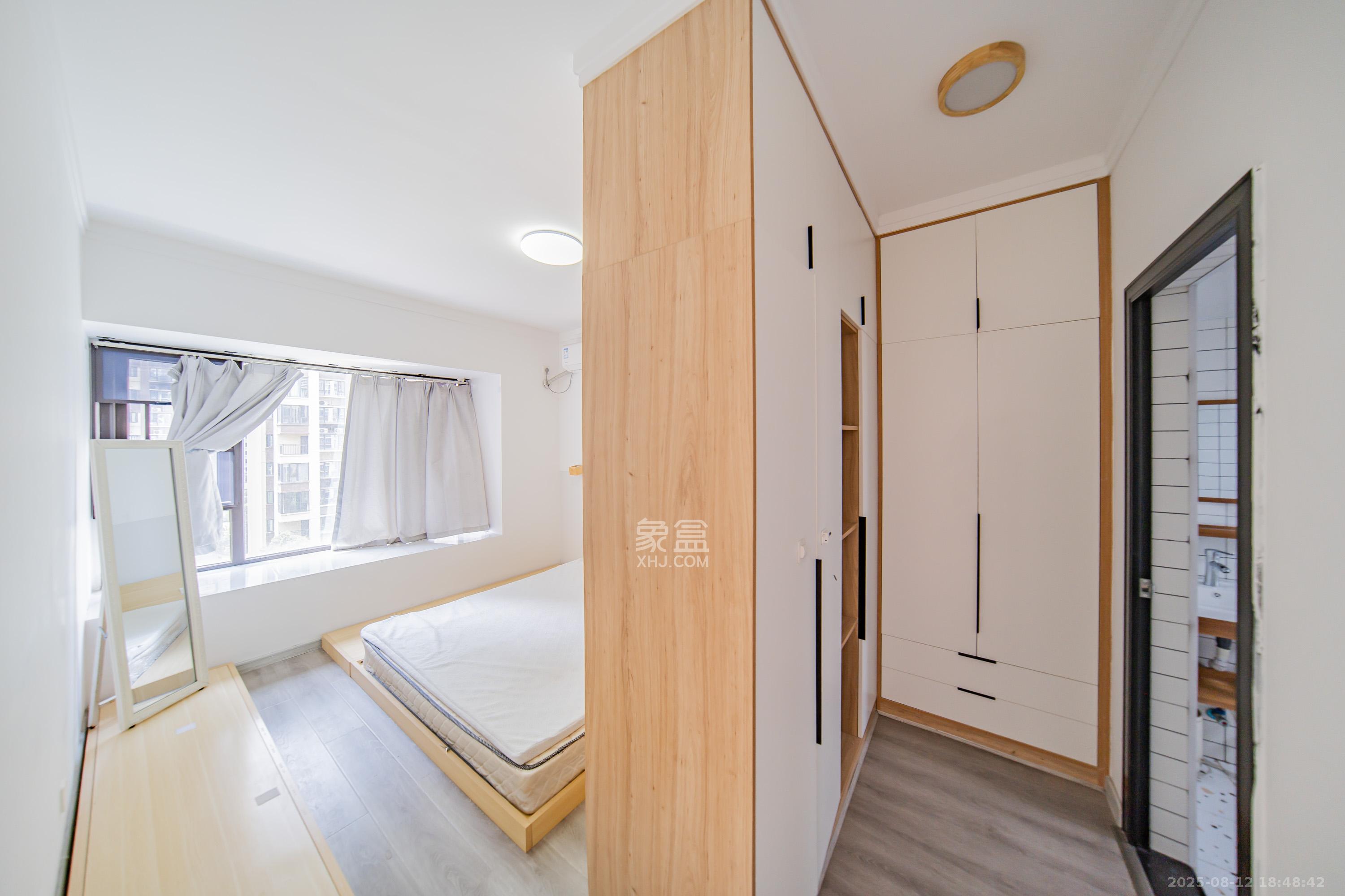 蓝光雍锦半岛  3室2厅2卫    99.8万卧室