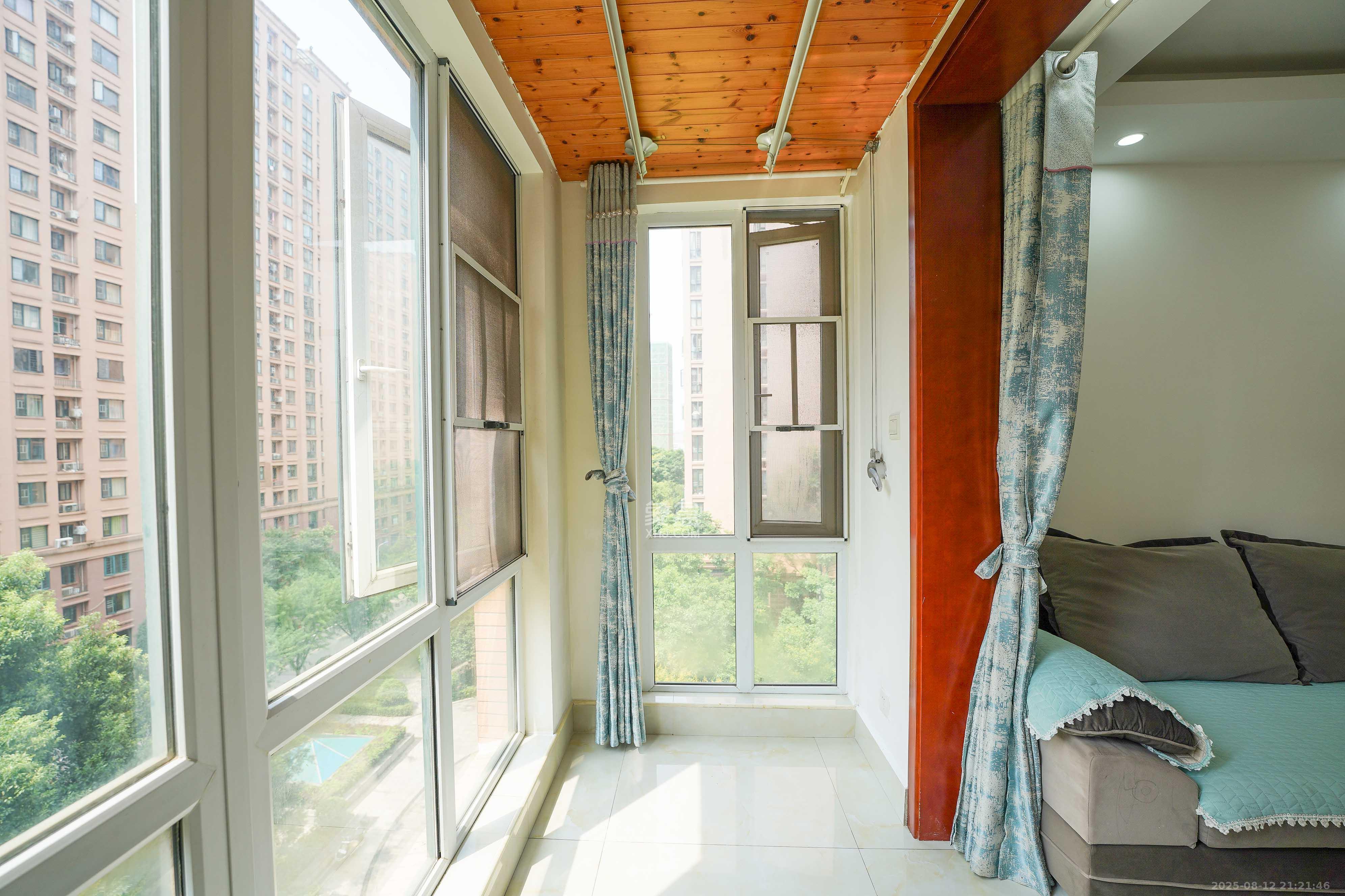 丽发新城 2室2厅1卫 55.0万 丽发新城 2室2厅1卫 55.0万阳台