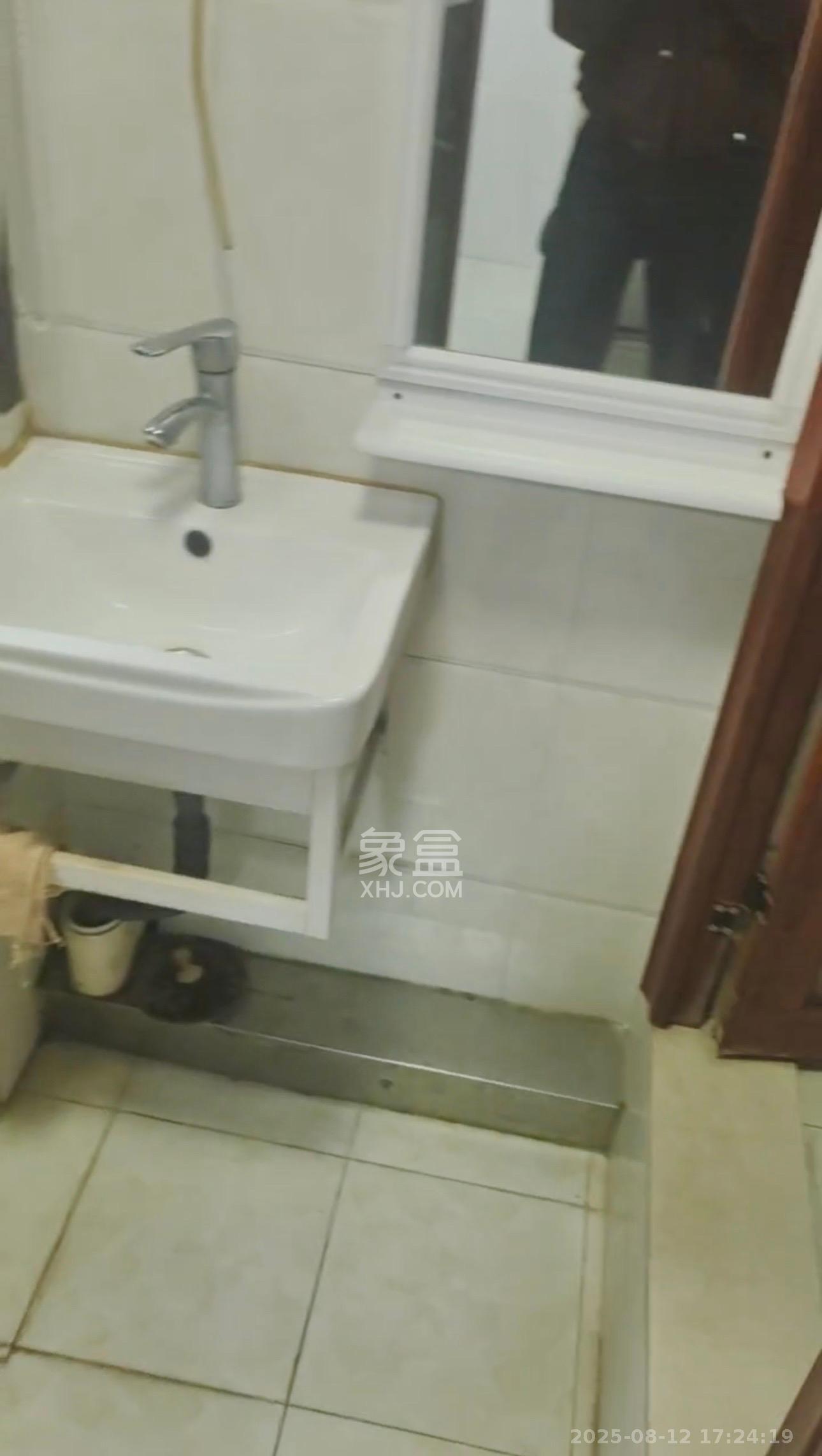 和康园小区  1室1厅1卫    800.0元/月室内图