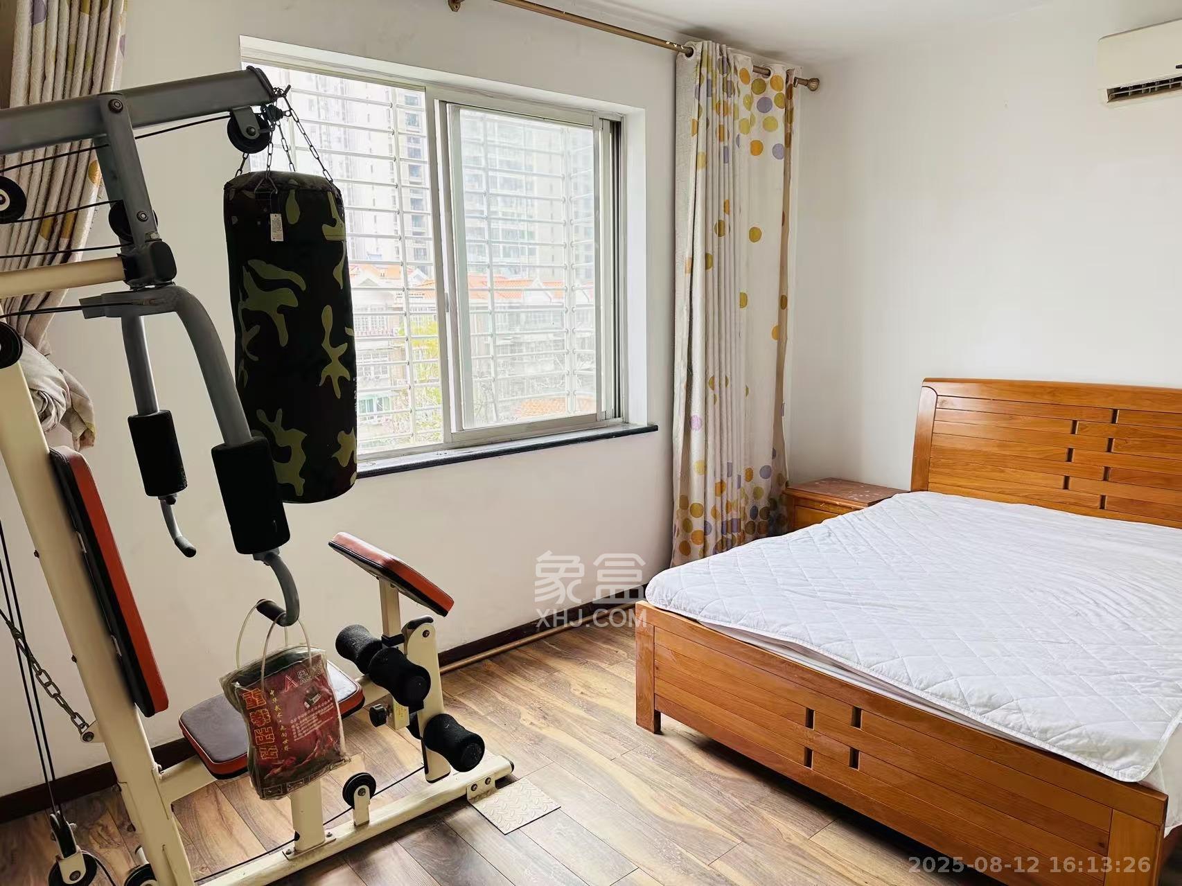 西江庭院(盐业集团宿舍)  3室2厅2卫    2400.0元/月 西江庭院(盐业集团宿舍)  3室2厅2卫    2400.0元/月室内图