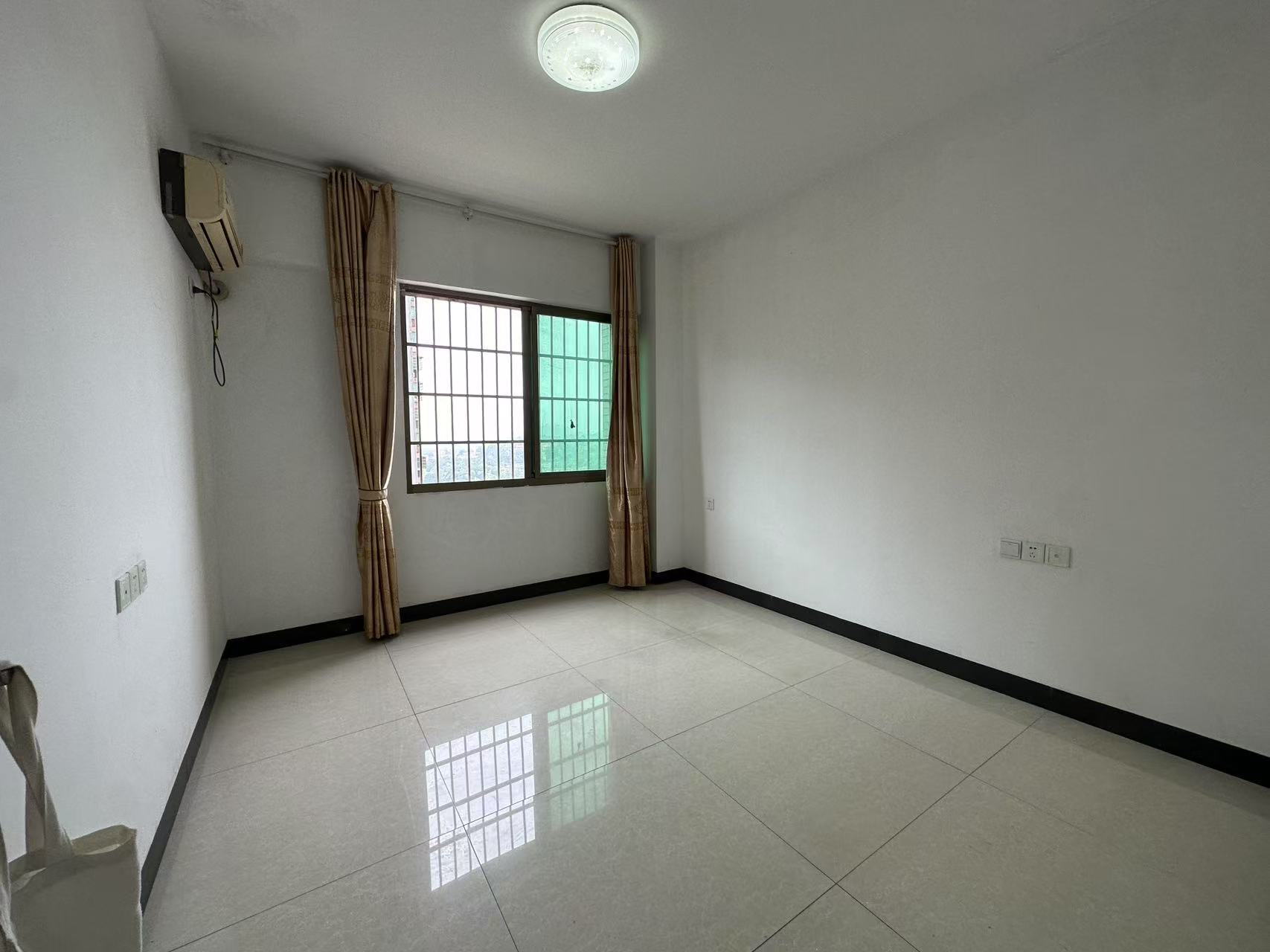 滨江财富中心 3室2厅1卫 1200.0元/月 滨江财富中心 3室2厅1卫 1200.0元/月室内图