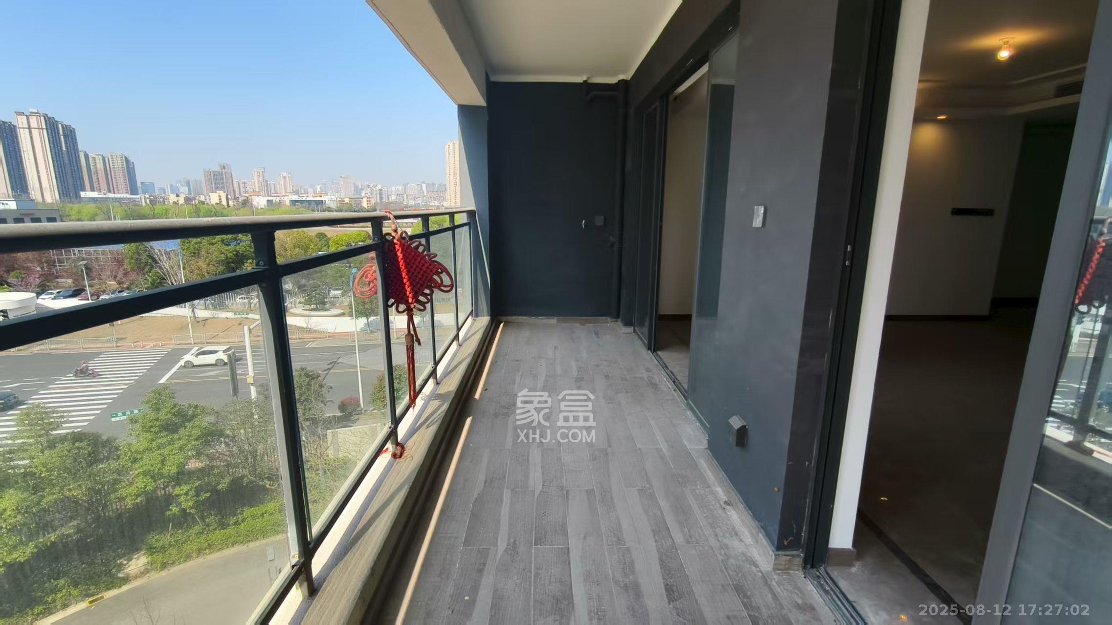 绿地V岛  4室2厅2卫   6800.00元/月室内图