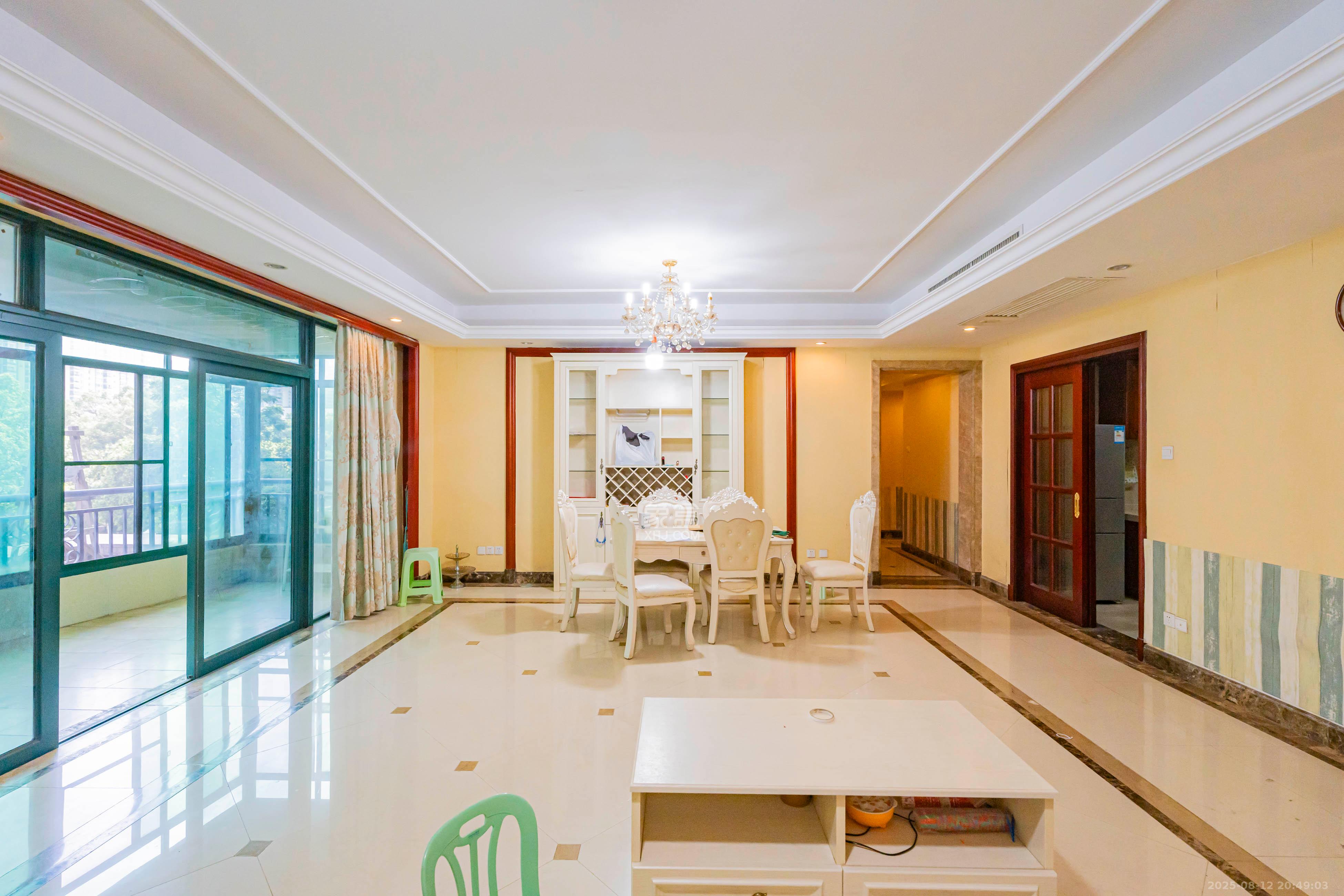 恒大雅苑  4室2厅1卫    188.0万客厅