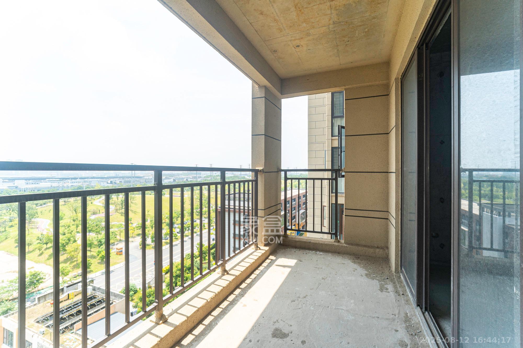 映悦星府  4室2厅2卫    76.98万阳台