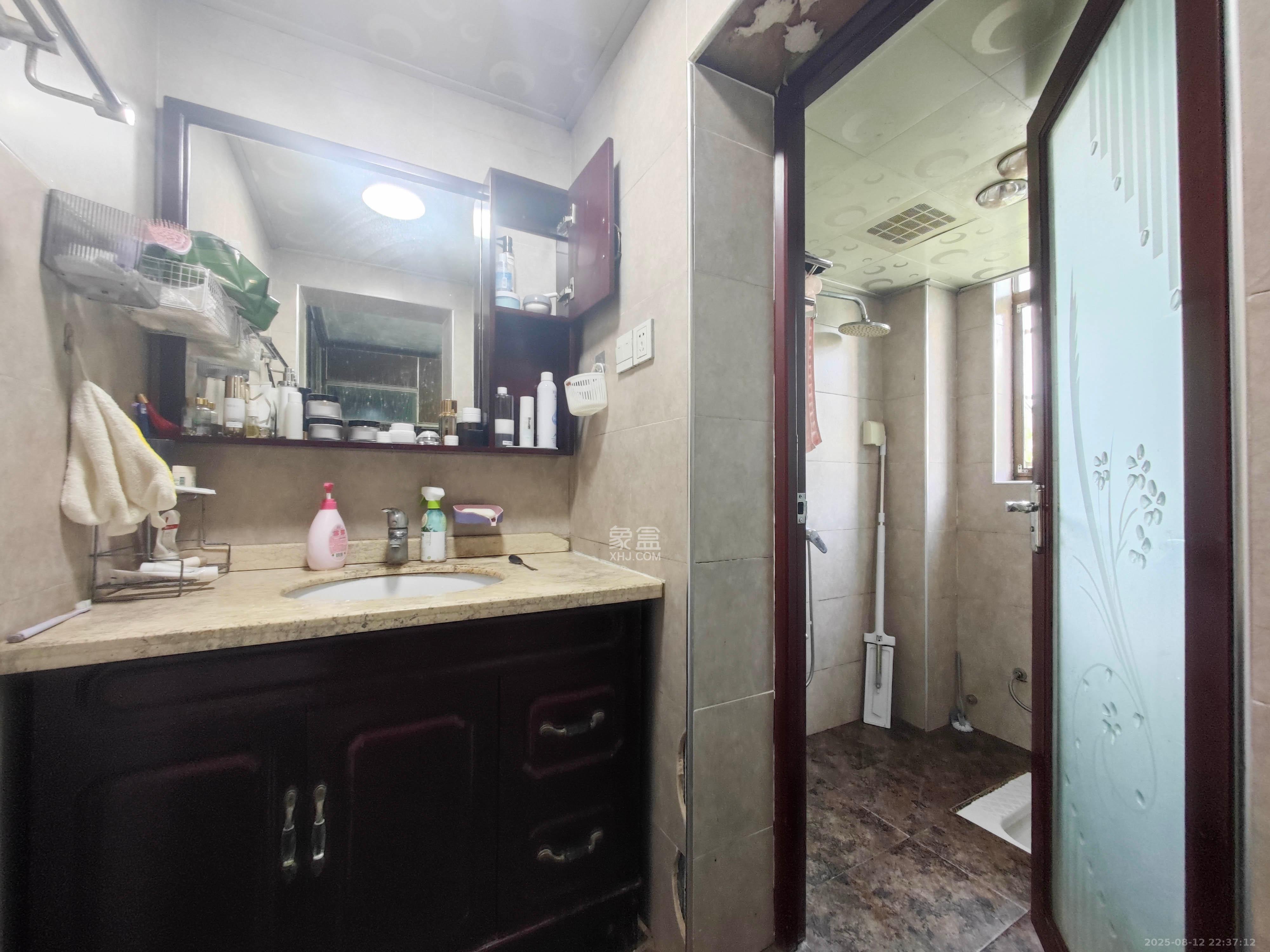鄱阳小区  2室2厅1卫    46.0万卫生间
