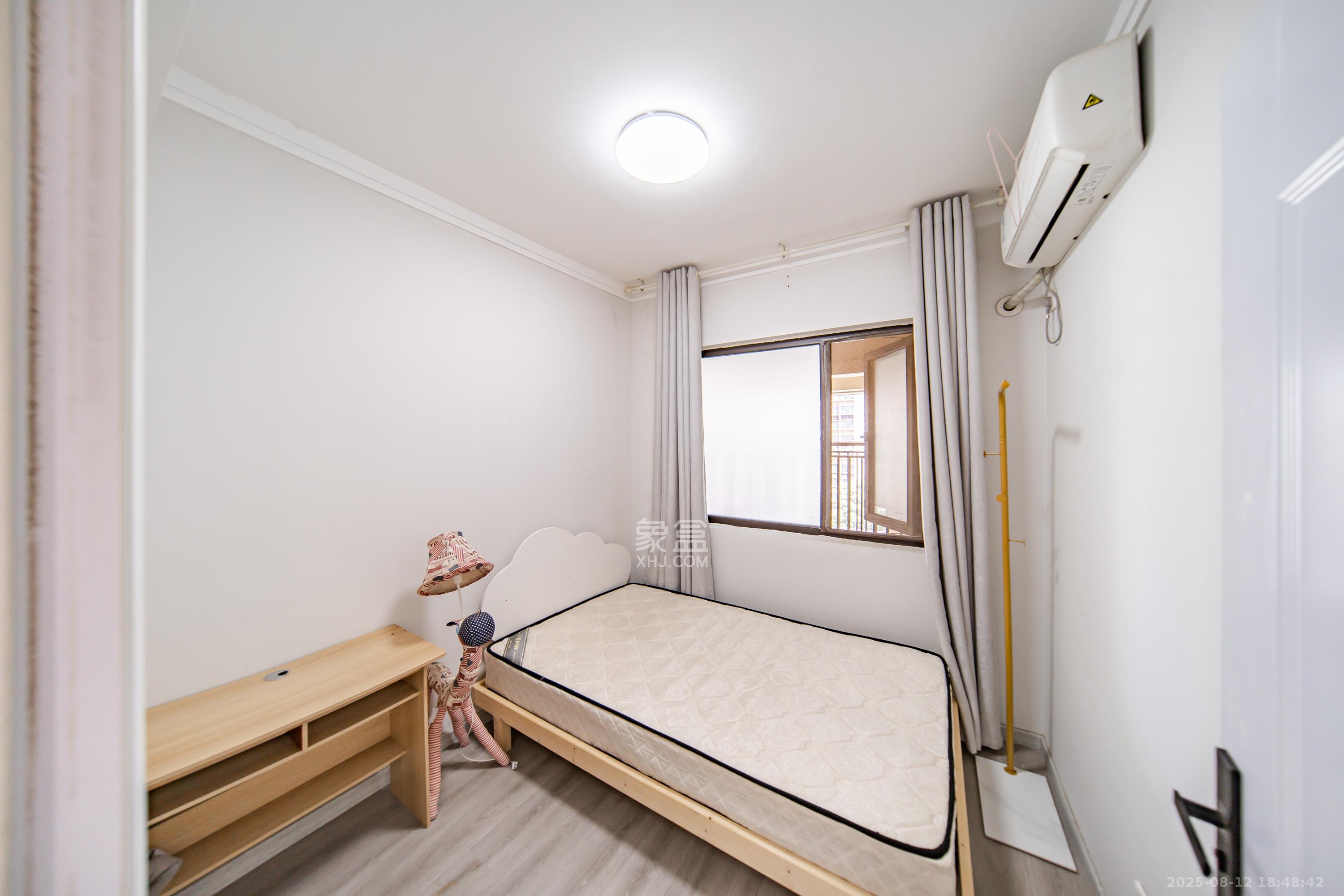 蓝光雍锦半岛  3室2厅2卫    99.8万卧室