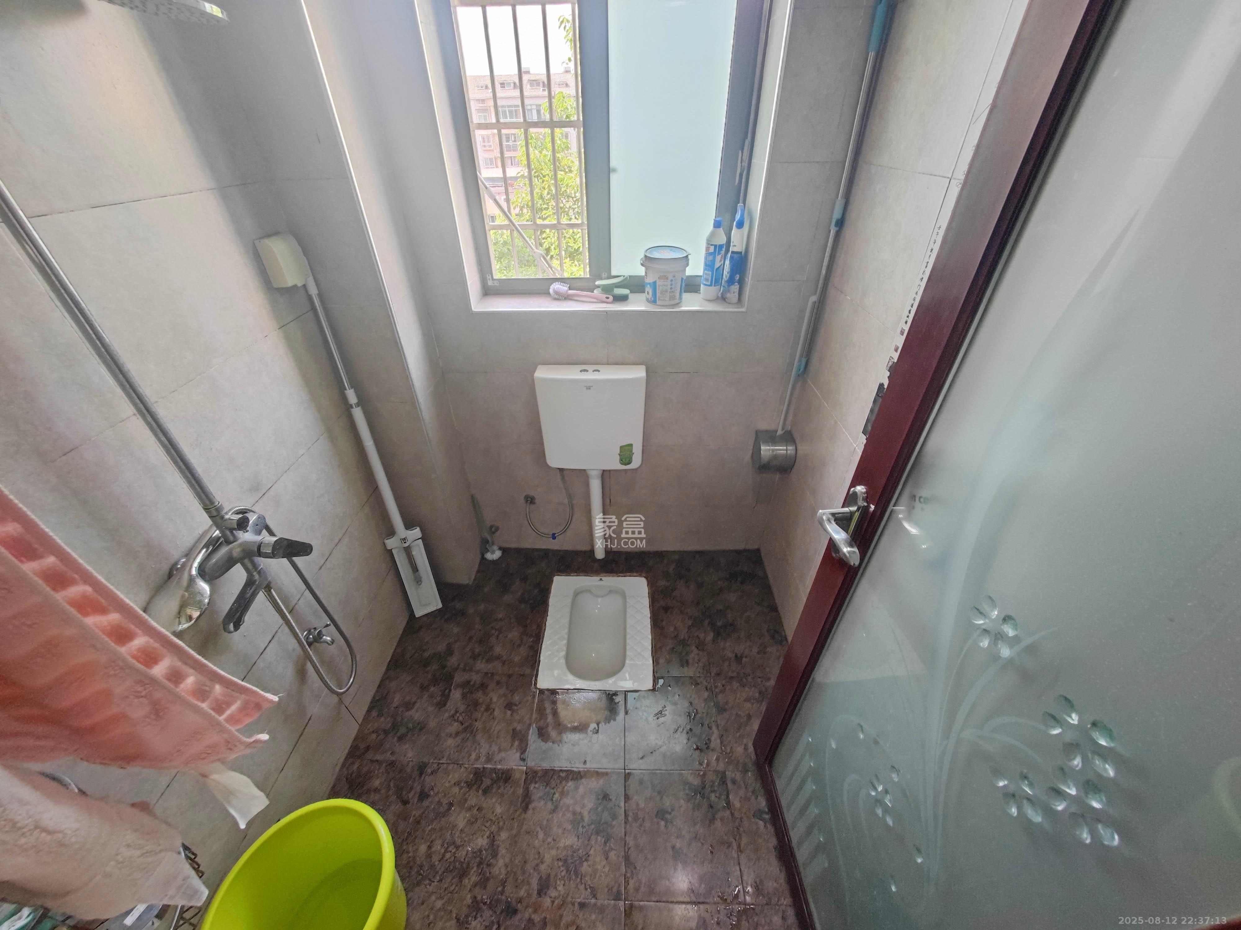 鄱阳小区  2室2厅1卫    46.0万卫生间