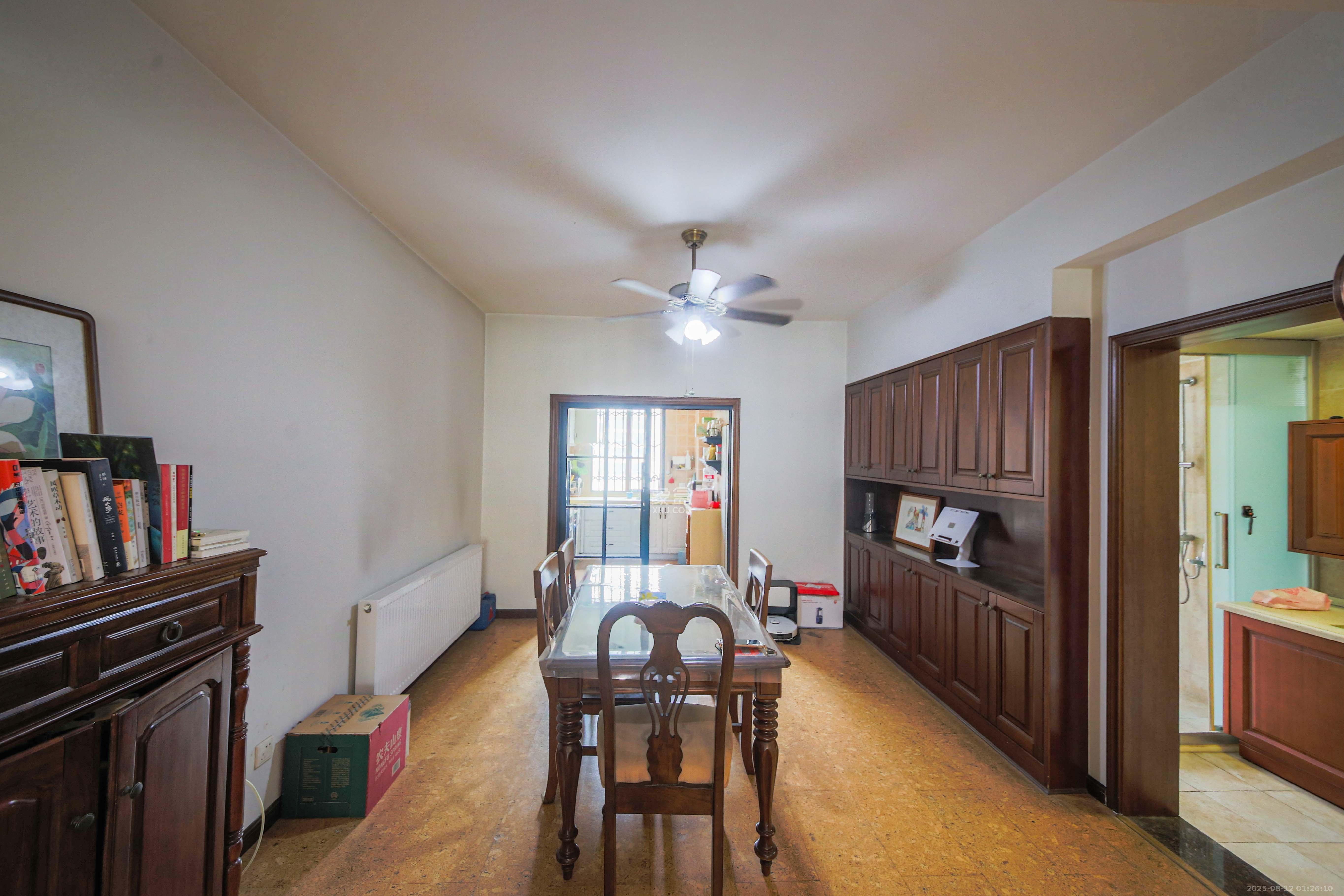 银杏嘉园  4室2厅2卫    150.0万 银杏嘉园  4室2厅2卫    150.0万客厅