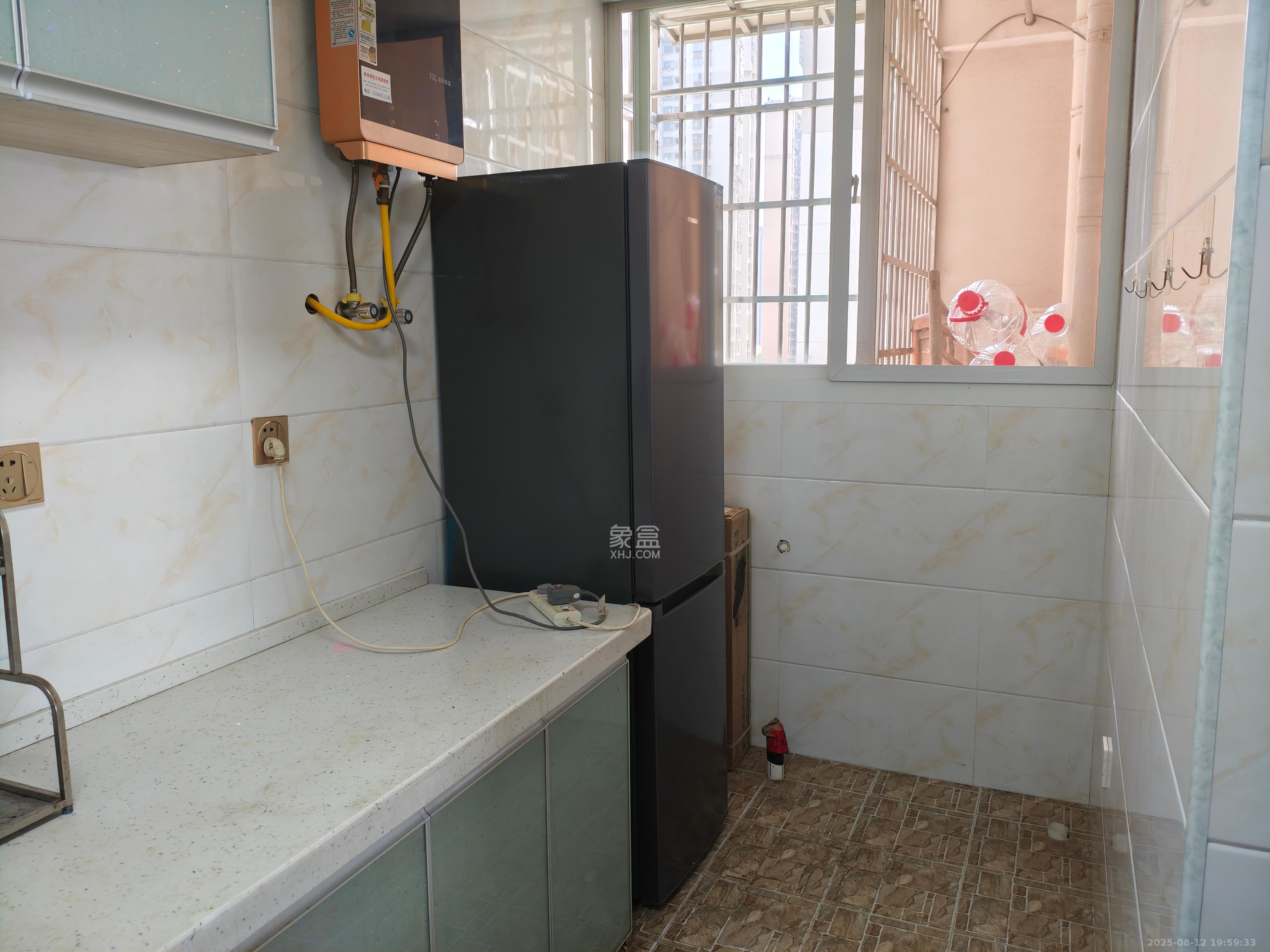 嘉顺苑 1室2厅1卫 2200.0元/月 嘉顺苑 1室2厅1卫 2200.0元/月室内图