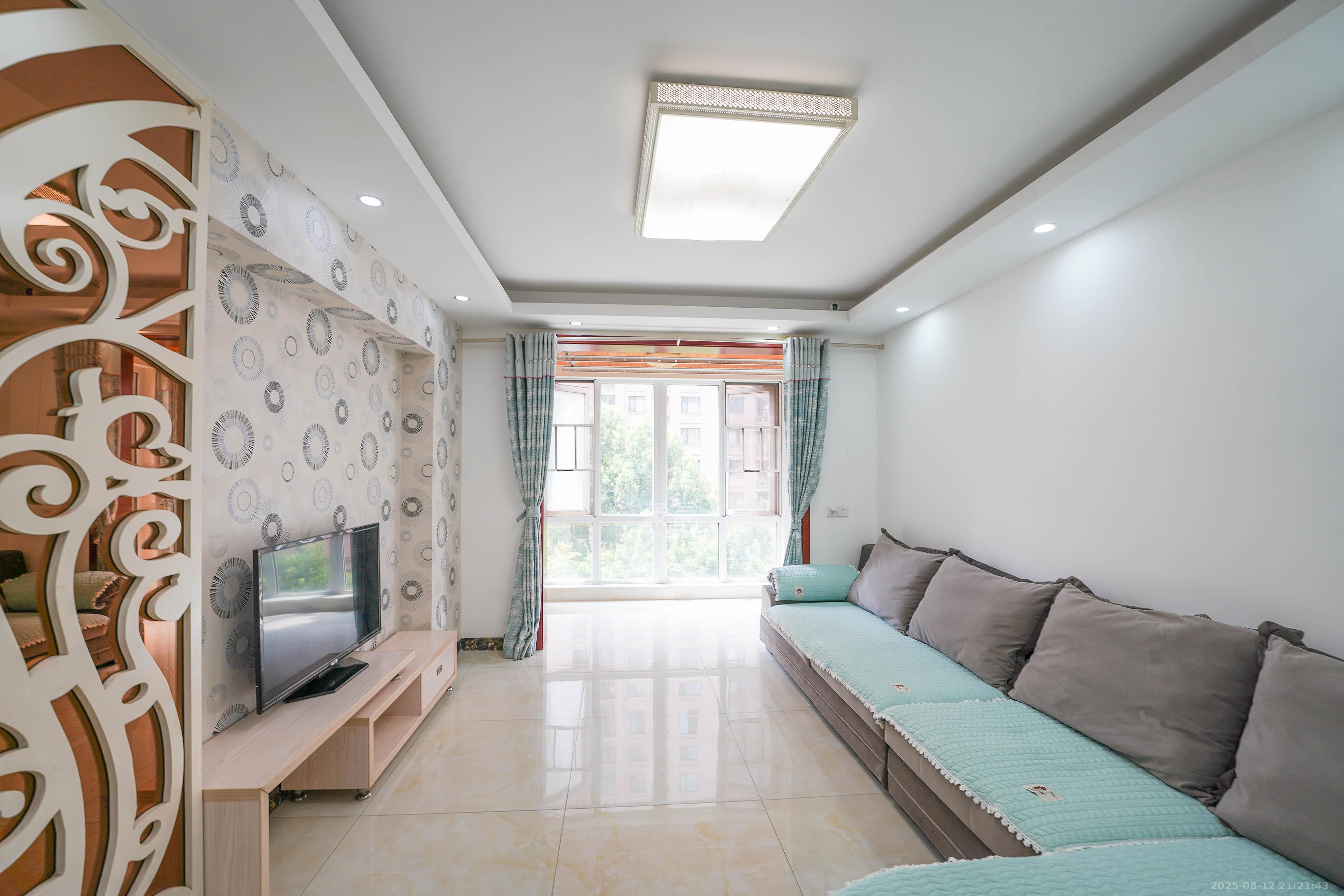 丽发新城 2室2厅1卫 55.0万 丽发新城 2室2厅1卫 55.0万客厅