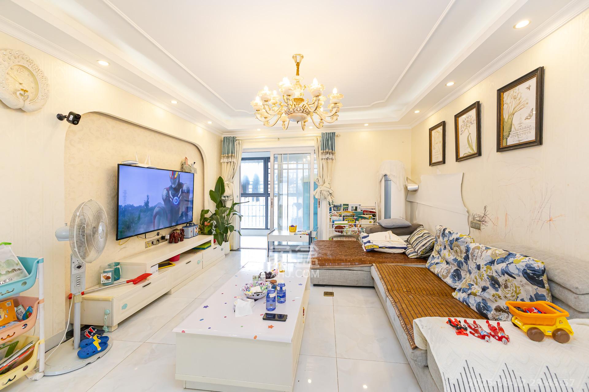 勤诚达新界 4室2厅2卫 100.0万 勤诚达新界 4室2厅2卫 100.0万客厅