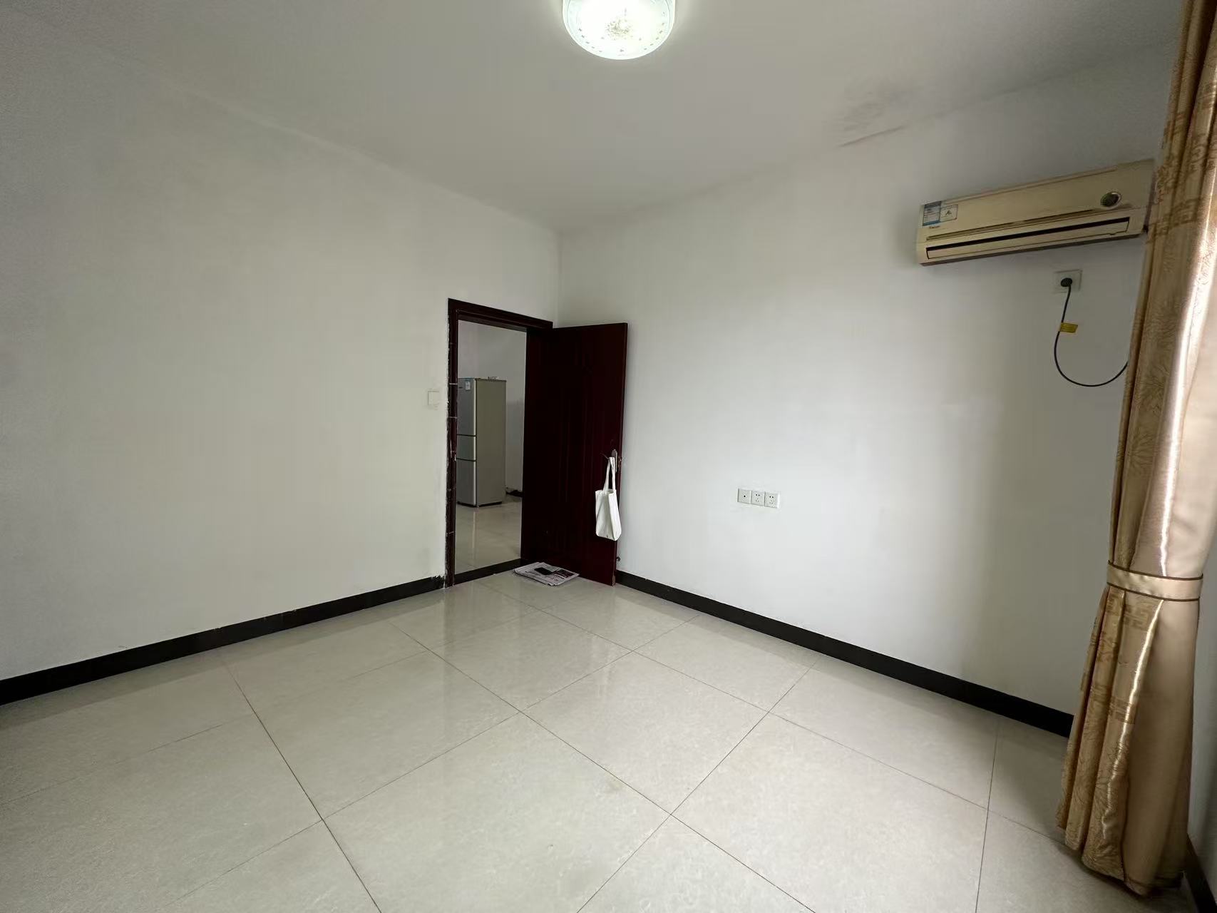 滨江财富中心 3室2厅1卫 1200.0元/月 滨江财富中心 3室2厅1卫 1200.0元/月室内图