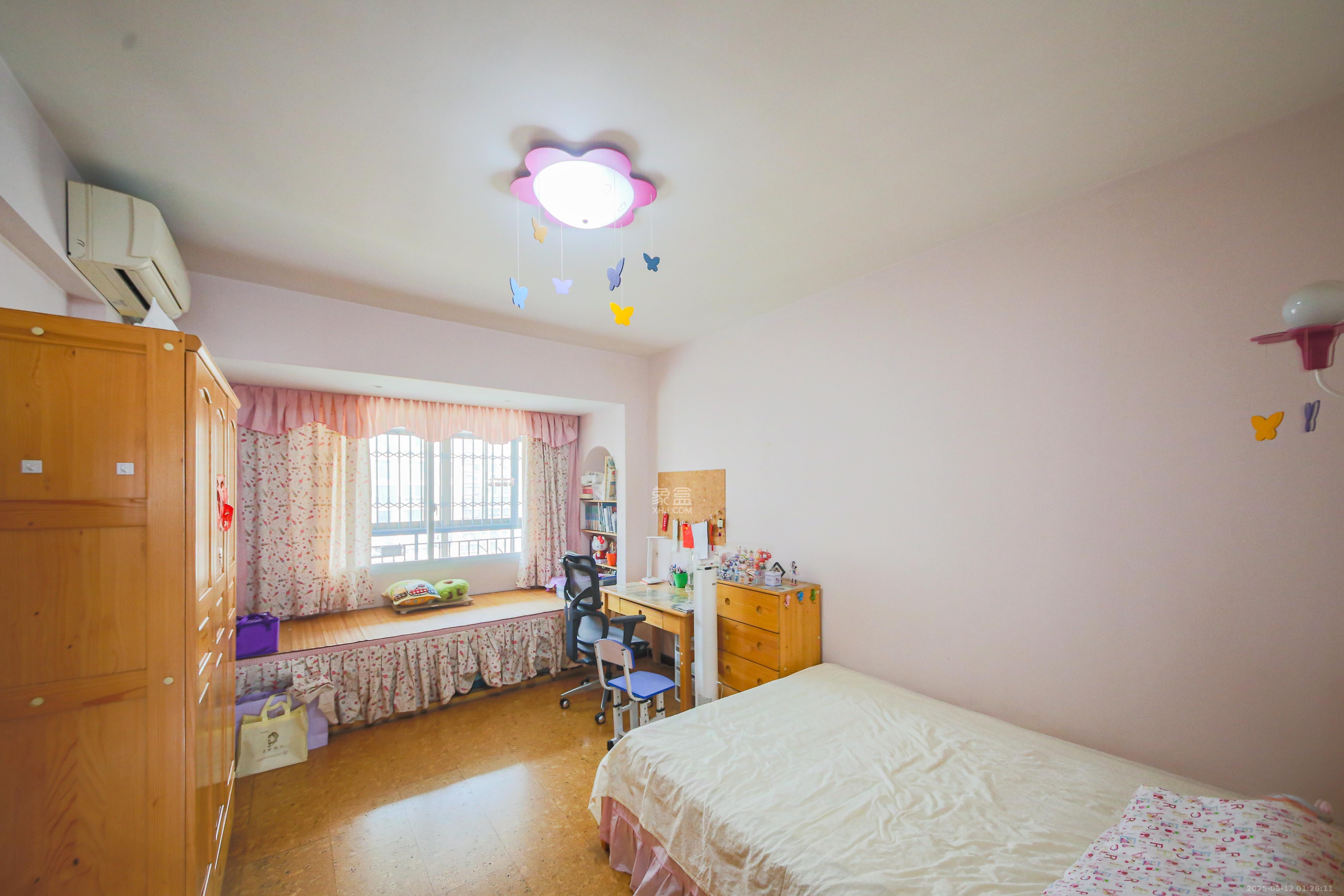 银杏嘉园  4室2厅2卫    150.0万卧室