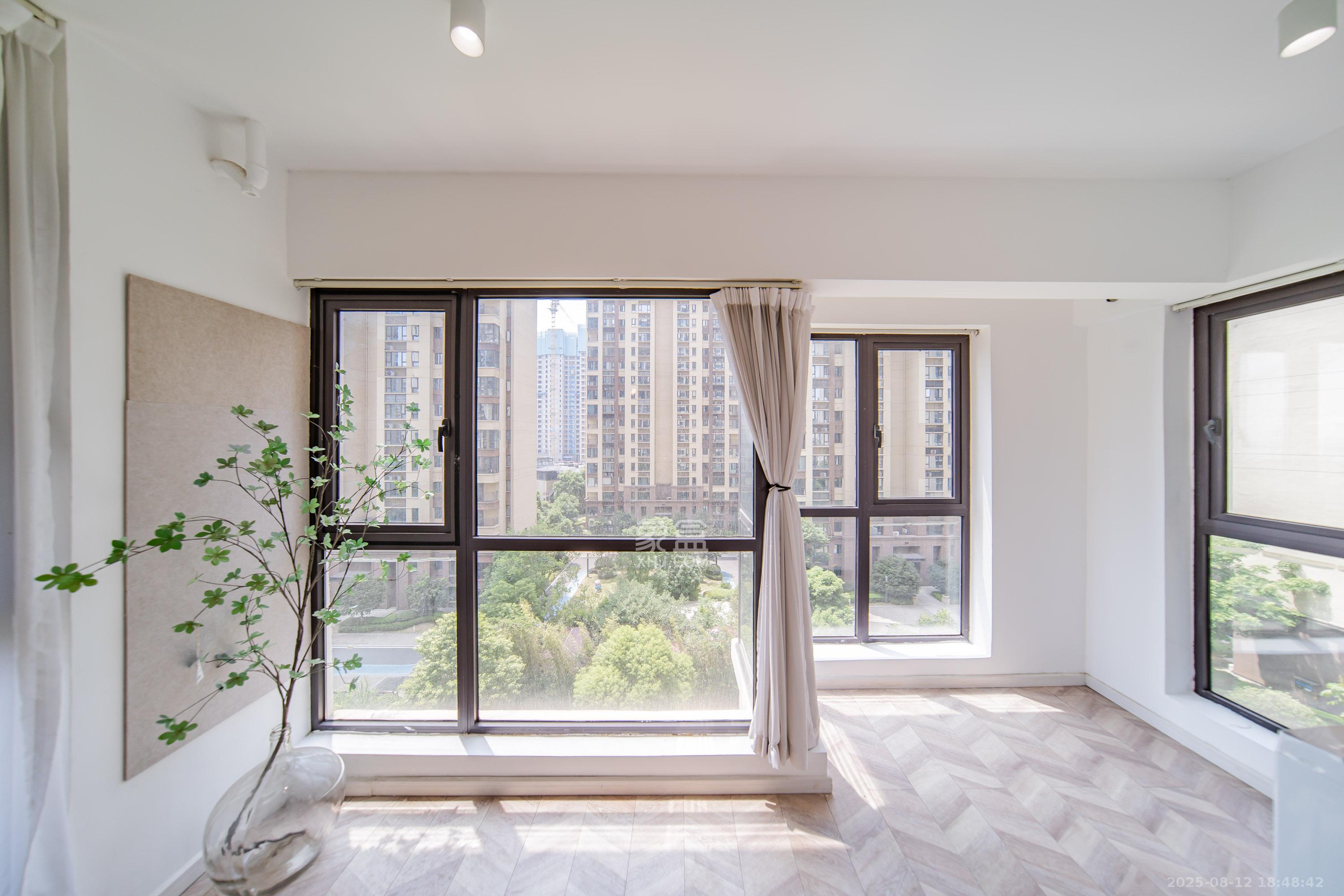 蓝光雍锦半岛  3室2厅2卫    99.8万阳台