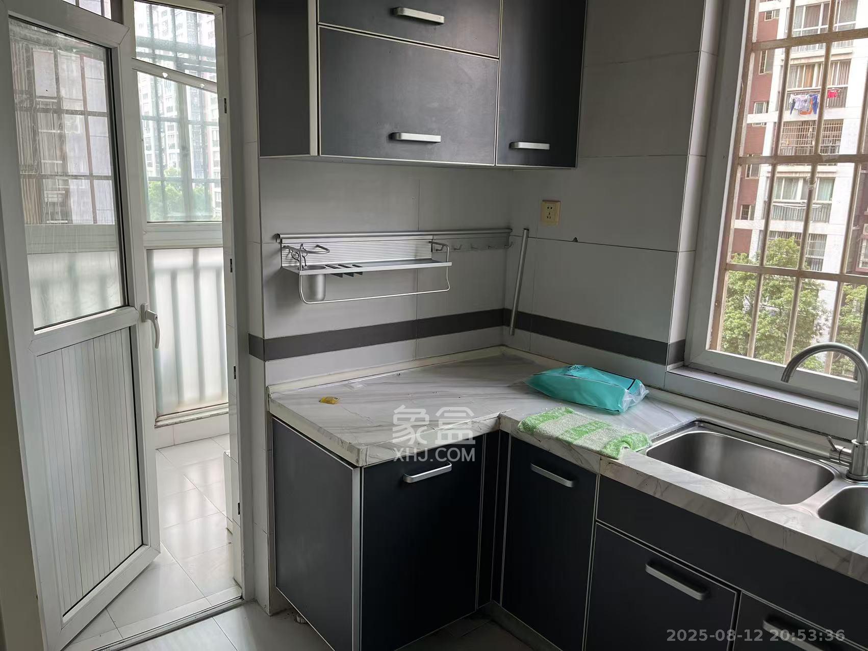 一品东庭  3室2厅2卫    2700.0元/月 一品东庭  3室2厅2卫    2700.0元/月室内图