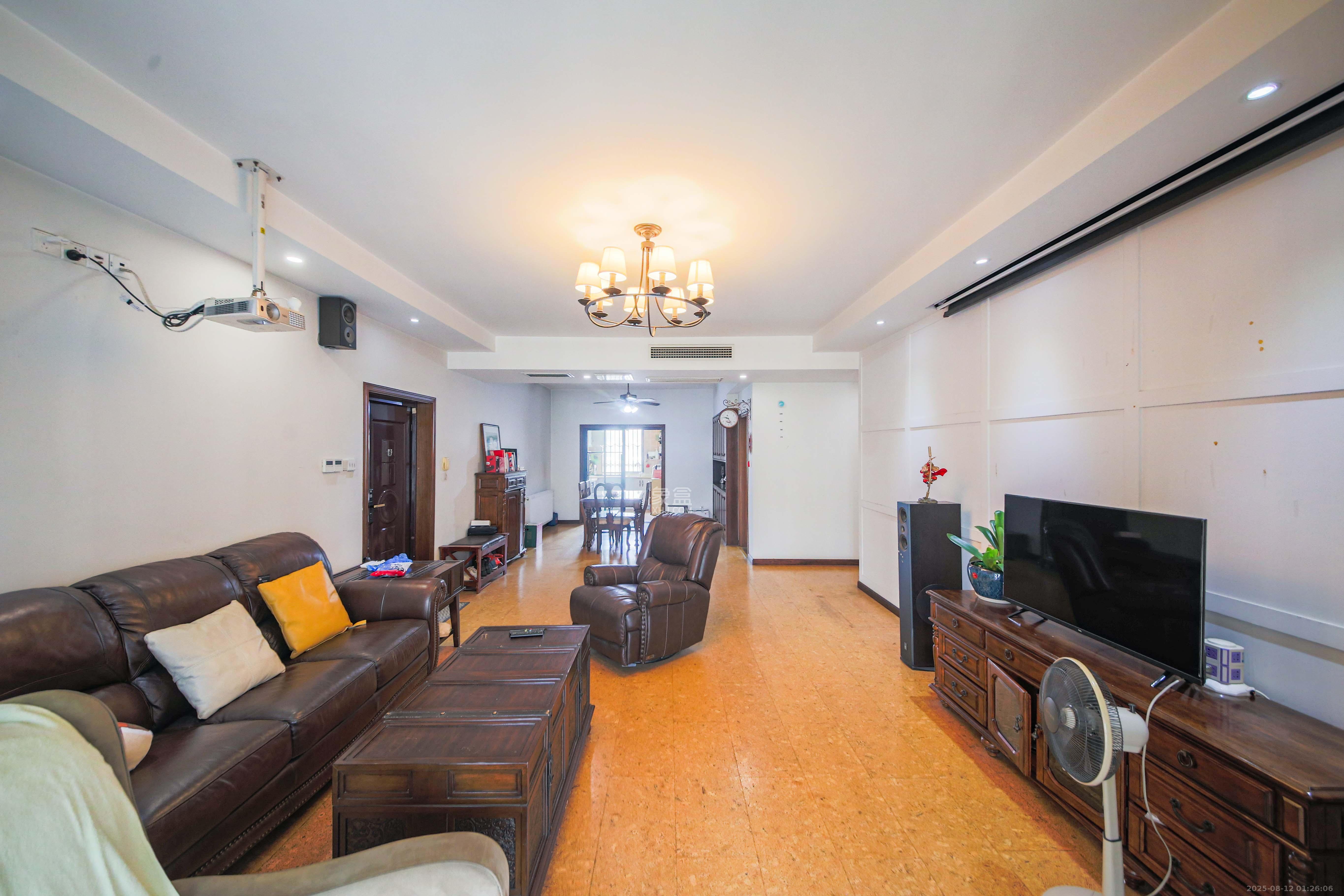 银杏嘉园  4室2厅2卫    150.0万 银杏嘉园  4室2厅2卫    150.0万客厅