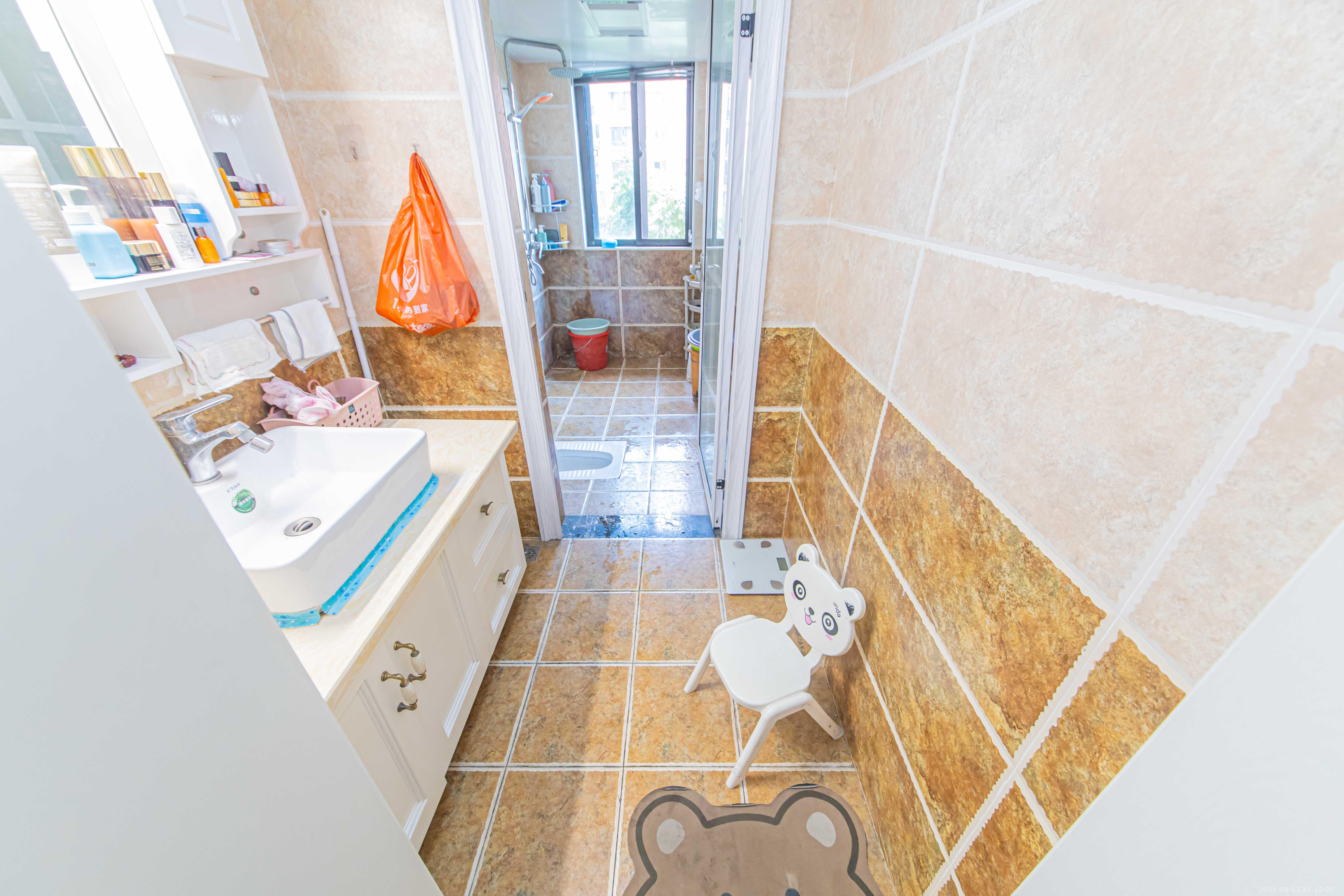 鑫远和城(一、二期) 4室2厅2卫 130.0万 鑫远和城(一、二期) 4室2厅2卫 130.0万卫生间