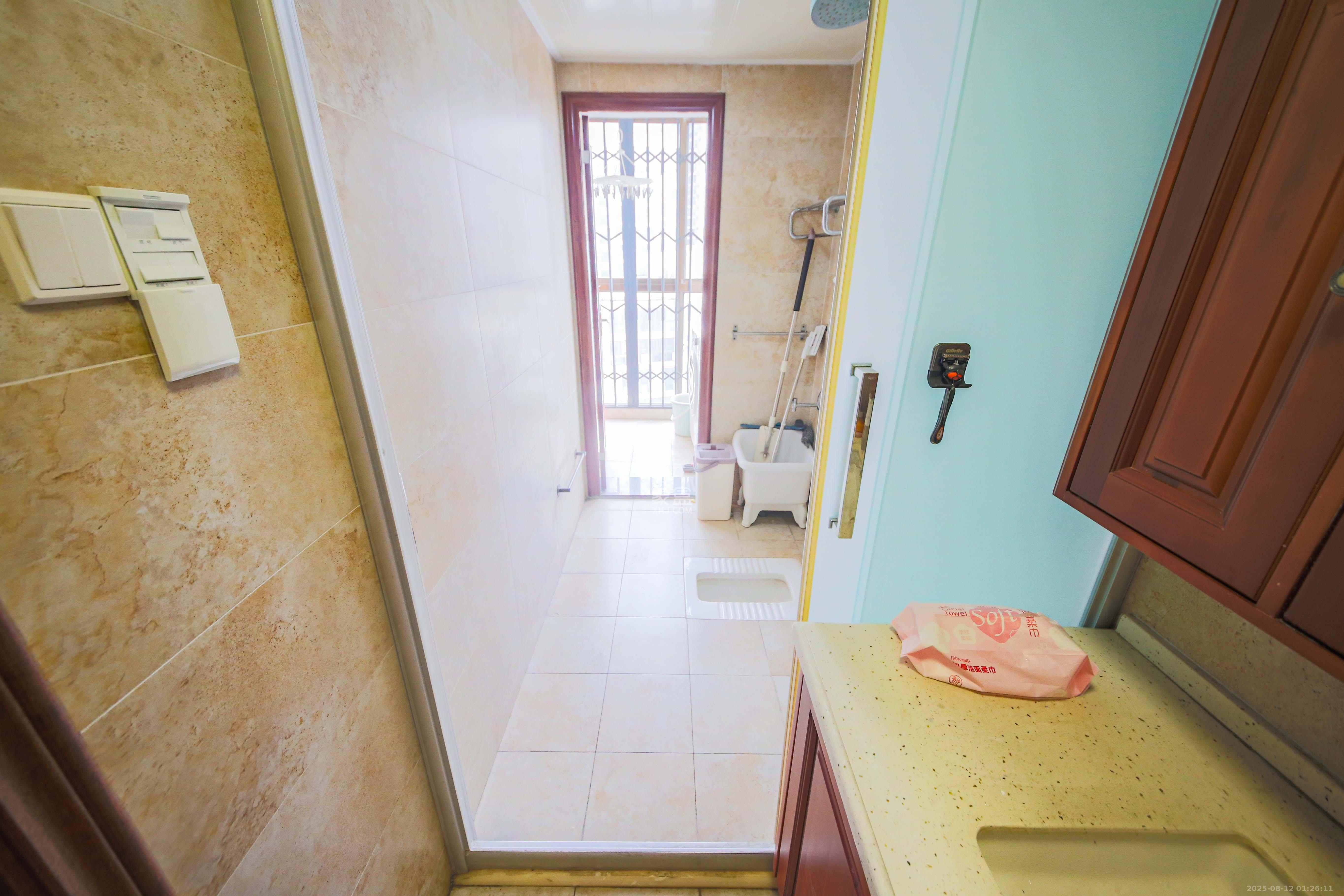 银杏嘉园  4室2厅2卫    150.0万卫生间