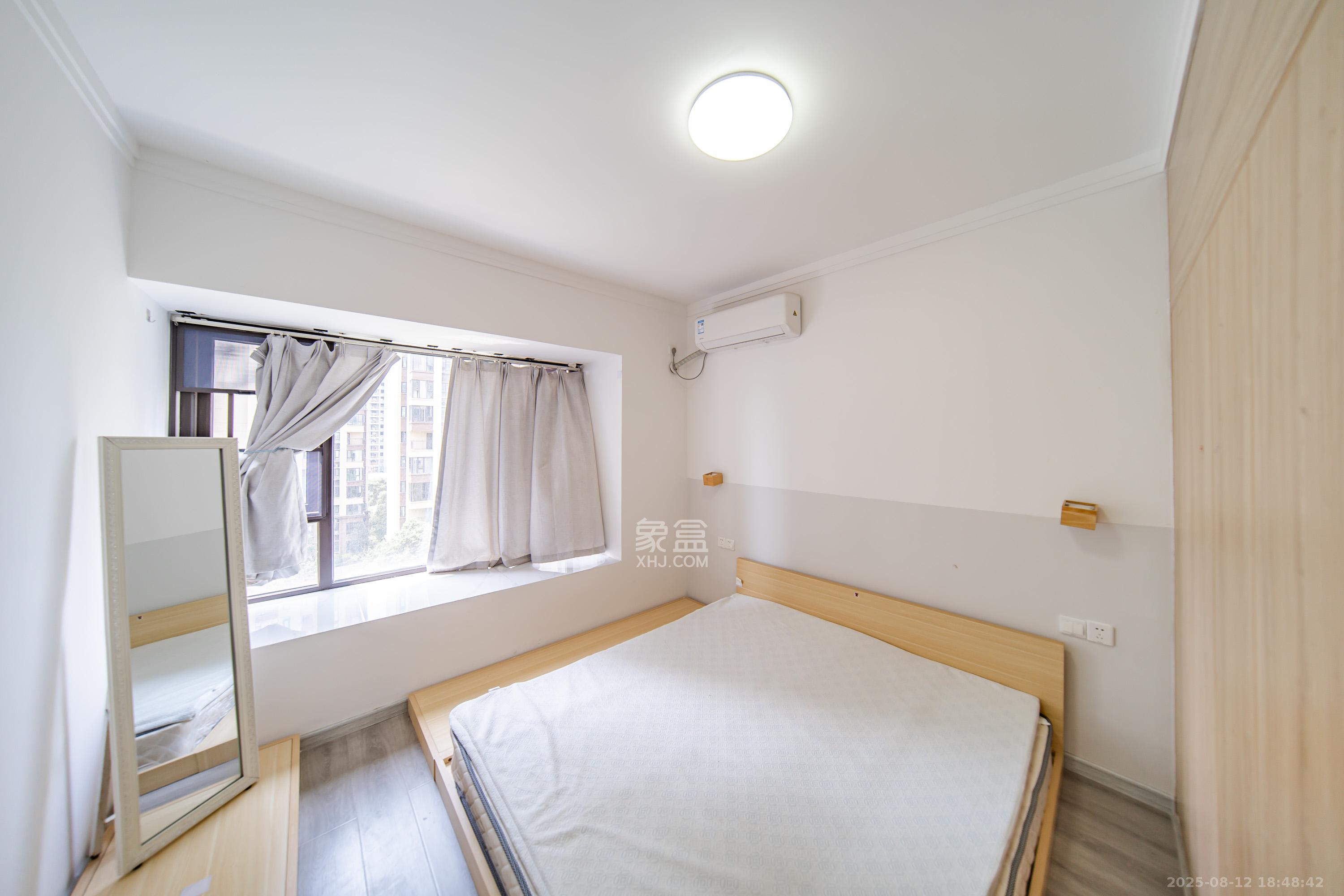 蓝光雍锦半岛  3室2厅2卫    99.8万卧室