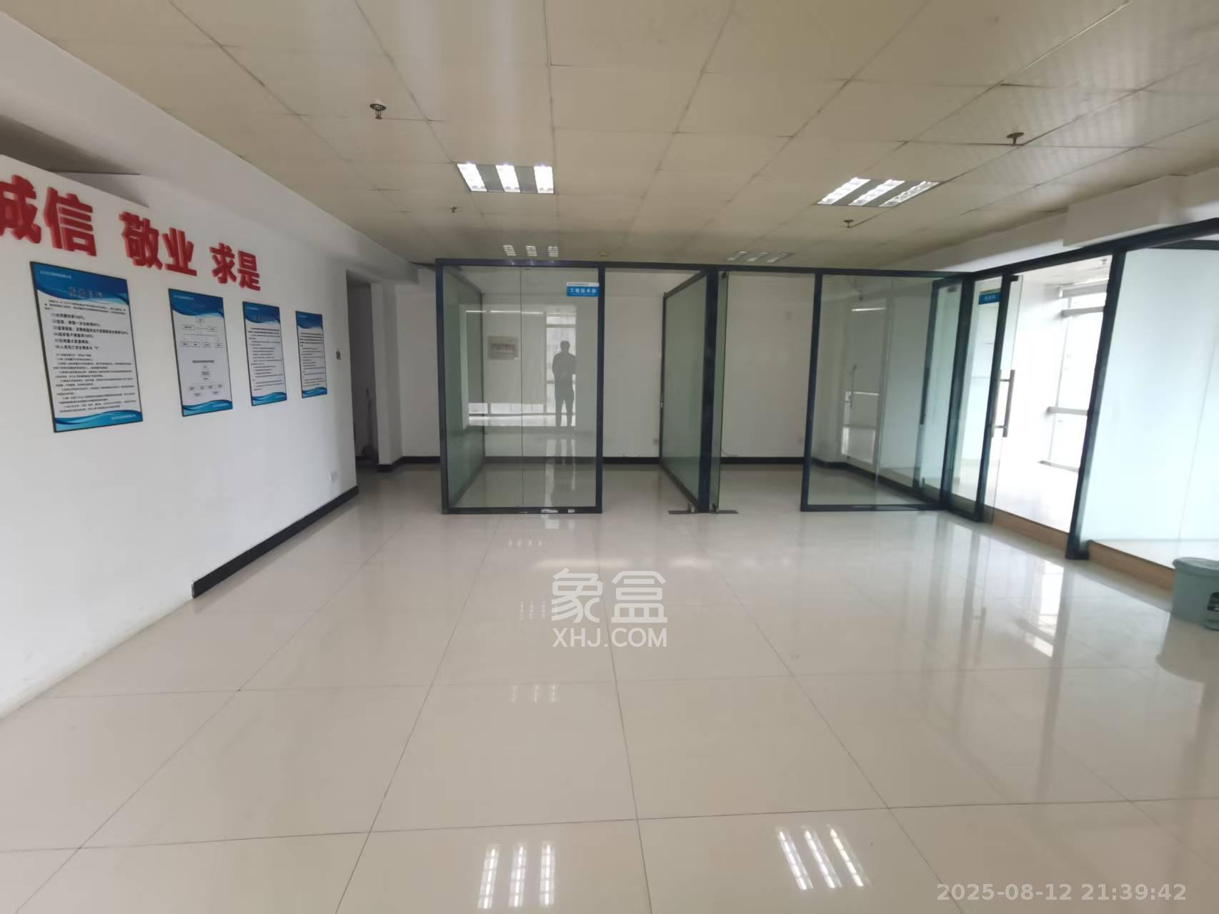 奥克斯广场 5室1厅1卫 4800.0元/月 奥克斯广场 5室1厅1卫 4800.0元/月室内图