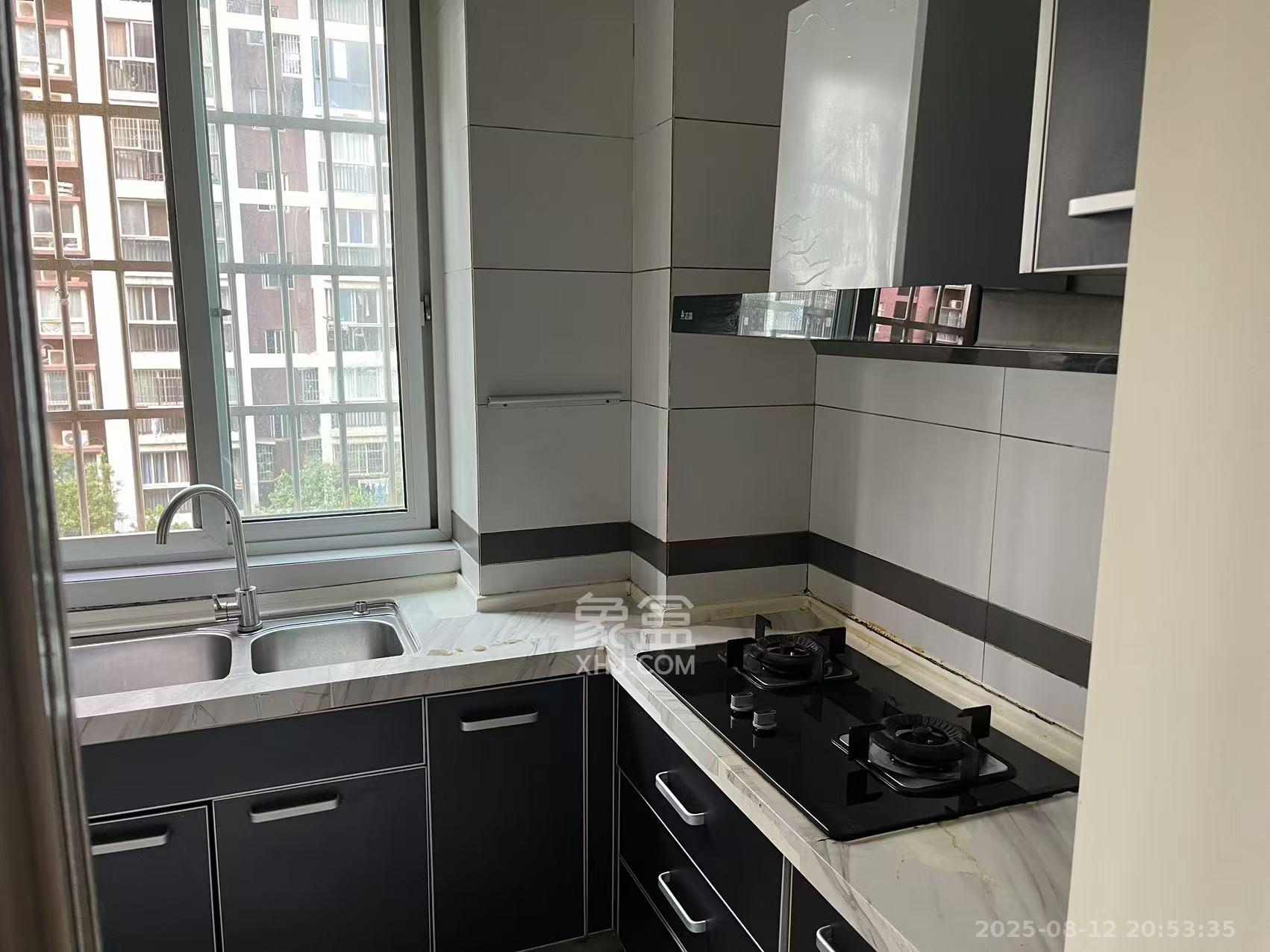 一品东庭  3室2厅2卫    2700.0元/月 一品东庭  3室2厅2卫    2700.0元/月室内图