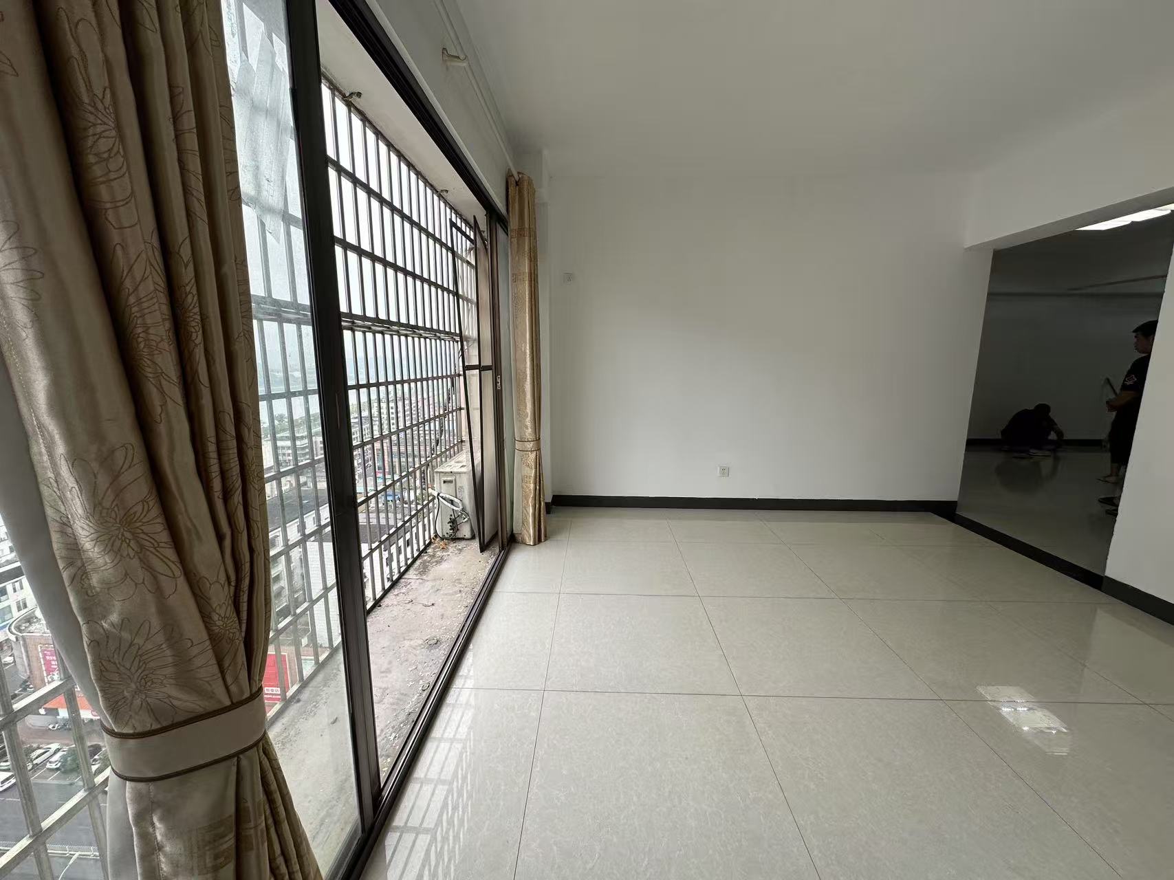 滨江财富中心 3室2厅1卫 1200.0元/月 滨江财富中心 3室2厅1卫 1200.0元/月室内图