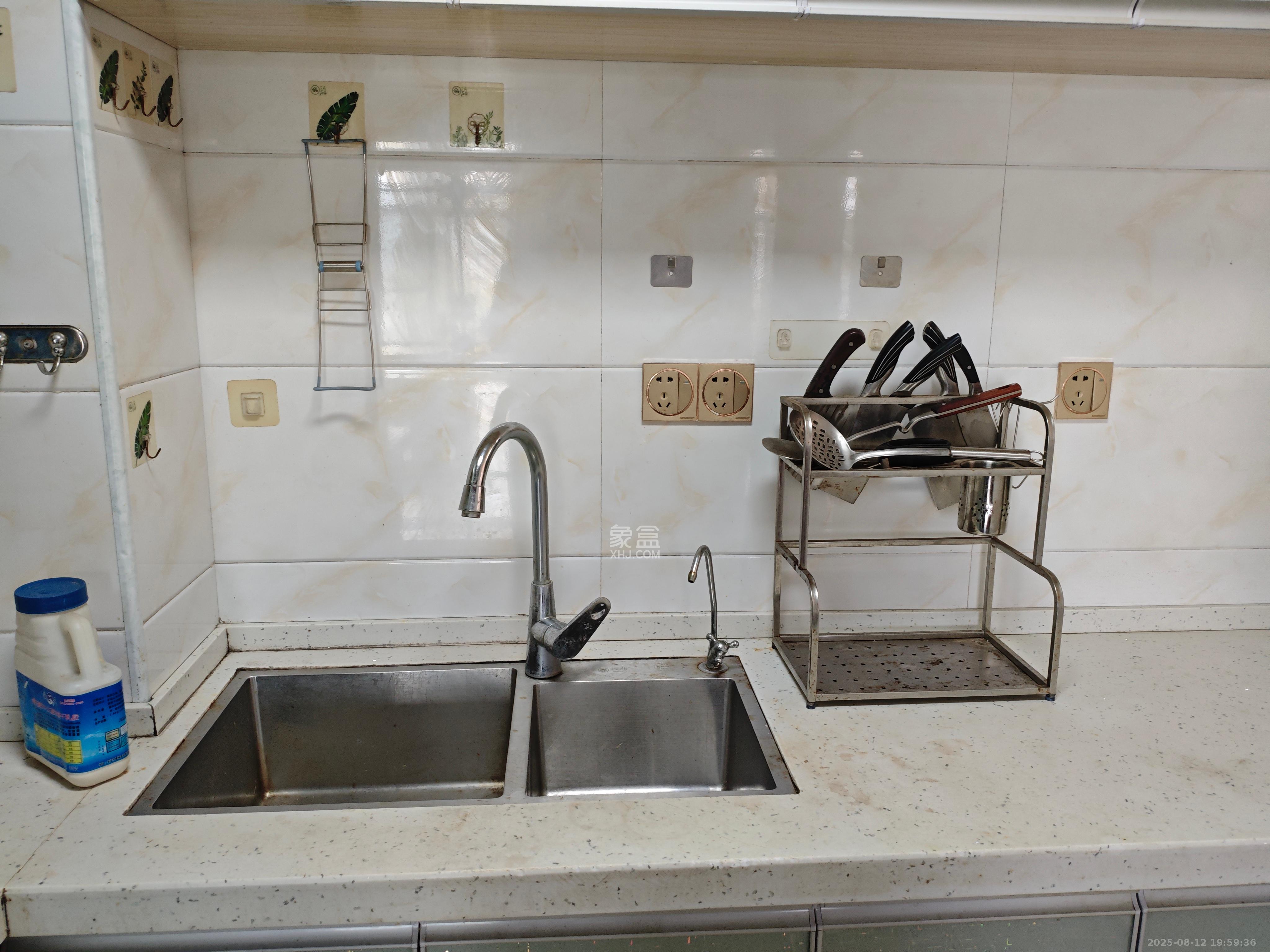 嘉顺苑 1室2厅1卫 2200.0元/月 嘉顺苑 1室2厅1卫 2200.0元/月室内图