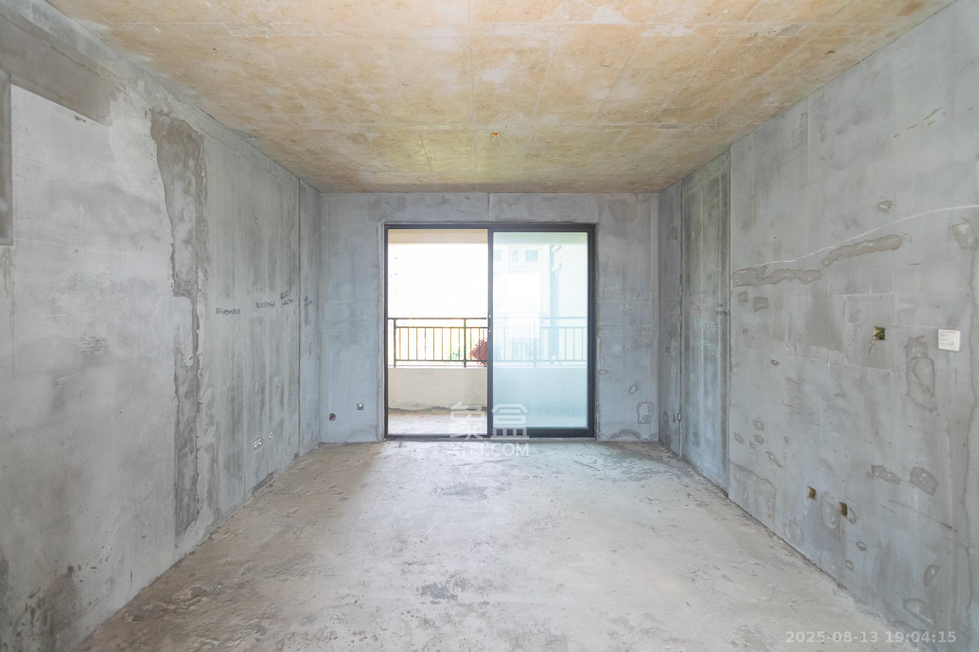 大汉汉府一期 4室2厅2卫 64.8万 大汉汉府一期 4室2厅2卫 64.8万客厅